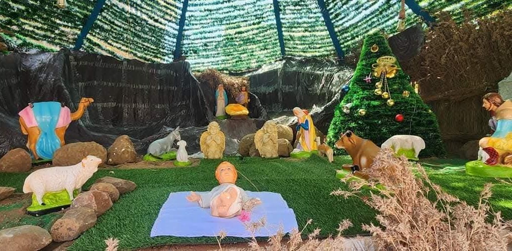 ಏಸುಕ್ರಿಸ್ತನ ಜನನದ ದೃಶ್ಯಾವಳಿಗಳನ್ನು ಕ್ರಿಸ್‌ಮಸ್ ಹಬ್ಬದ ಪ್ರಯುಕ್ತ ಕ್ರೈಸ್ತ ಯುವಕರು ರಚಿಸಿರುವುದು