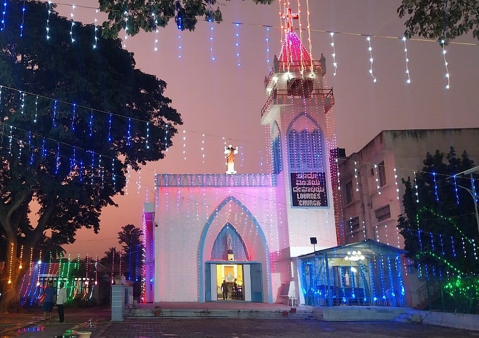 ರಾಮನಗರ ಜಿಲ್ಲೆಯಲ್ಲಿ ಕ್ರಿಸ್‌ಮಸ್ ಸಂಭ್ರಮ: ಗಮನ ಸೆಳೆದ ವೈವಿಧ್ಯಮಯ ಗೋದಲಿಗಳು