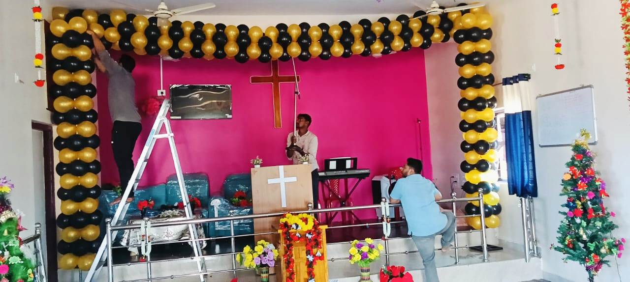 ಲಕ್ಷ್ಮೇಶ್ವರದ ಮುಕ್ತಿನಗರದಲ್ಲಿನ ಬಿಜಿಪಿಎಂ ಪ್ರಾರ್ಥನಾ ಮಂದಿರವನ್ನು ಕ್ರಿಸ್‌ಮಸ್‌ ಅಂಗವಾಗಿ ಸಿಂಗರಿಸಲಾಯಿತು