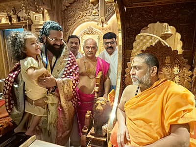 ‘ಕಾಂತಾರ ಆಧ್ಯಾಯ 1’  ಯಶಸ್ಸಿನ ಬೆನ್ನಲೇ ರಿಷಬ್ ಶೆಟ್ಟಿ ಹಾಗೂ ಅವರ ಪತ್ನಿ ಪ್ರಗತಿ ಶೆಟ್ಟಿ ಅನೇಕ ದೇವಾಲಯಗಳಿಗೆ ಹೋಗಿ ಪೂಜೆ ಸಲ್ಲಿಸುತ್ತಿದ್ದಾರೆ.