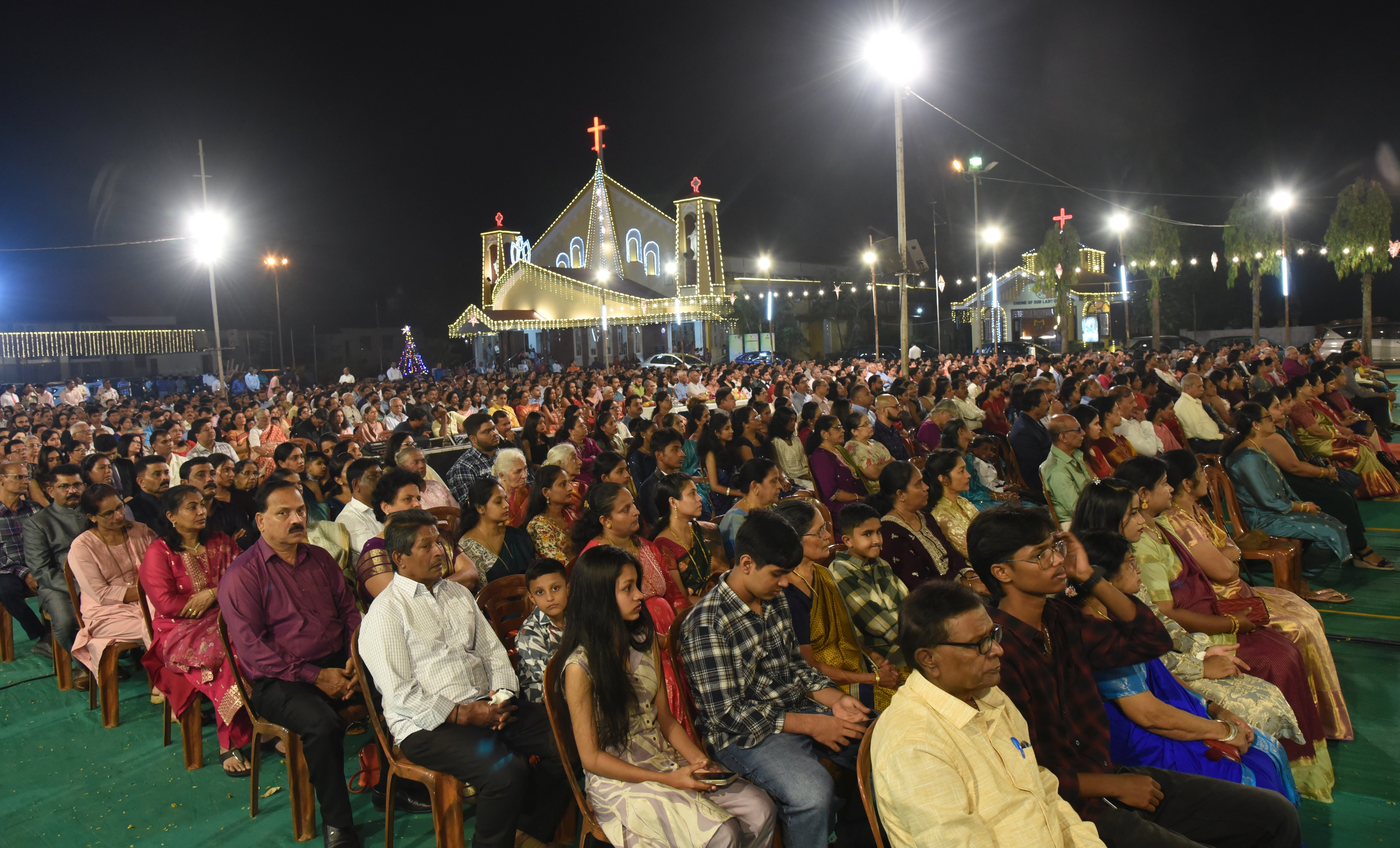 ಕ್ರಿಸ್ಮಸ್‌ ಪ್ರಯುಕ್ತ ಮಂಗಳೂರಿನ ಉರ್ವ ಚರ್ಚ್‌ನಲ್ಲಿ ಏರ್ಪಡಿಸಿದ್ದ ಕಾರ್ಯಕ್ರಮದಲ್ಲಿ ಭಾಗವಹಿಸಿದ್ದ ಜನ 