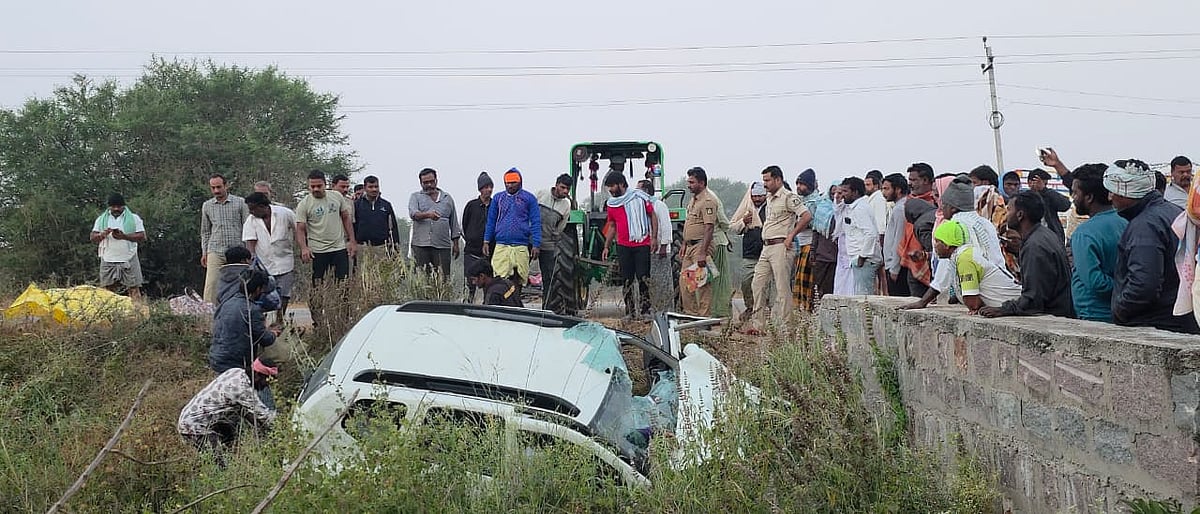 ಸಿರುಗುಪ್ಪ | ತ.ನಾಡಿನ ದೇವಸ್ಥಾನಕ್ಕೆ ಹೋಗಿ ವಾಪಸ್ ಬರುವಾಗ ಕಾರು ಅಪಘಾತ: 3 ಸಾವು
