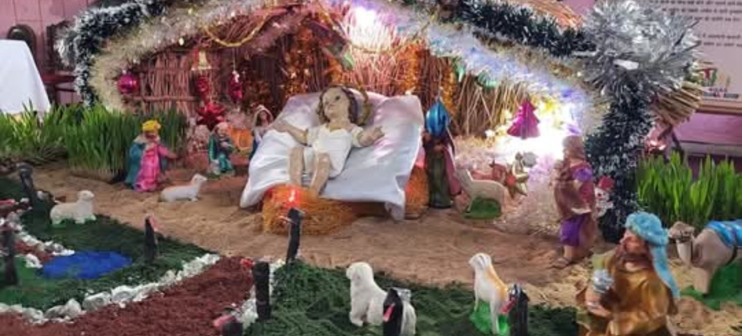 ಹಟ್ಟಿ ಪಟ್ಟಣದ ಕ್ರೈಸ್ತ ಸಮುದಾಯದ ಮನೆಯೊಂದರಲ್ಲಿ ಗೋದಲಿ ನಿರ್ಮಿಸಿರುವುದು