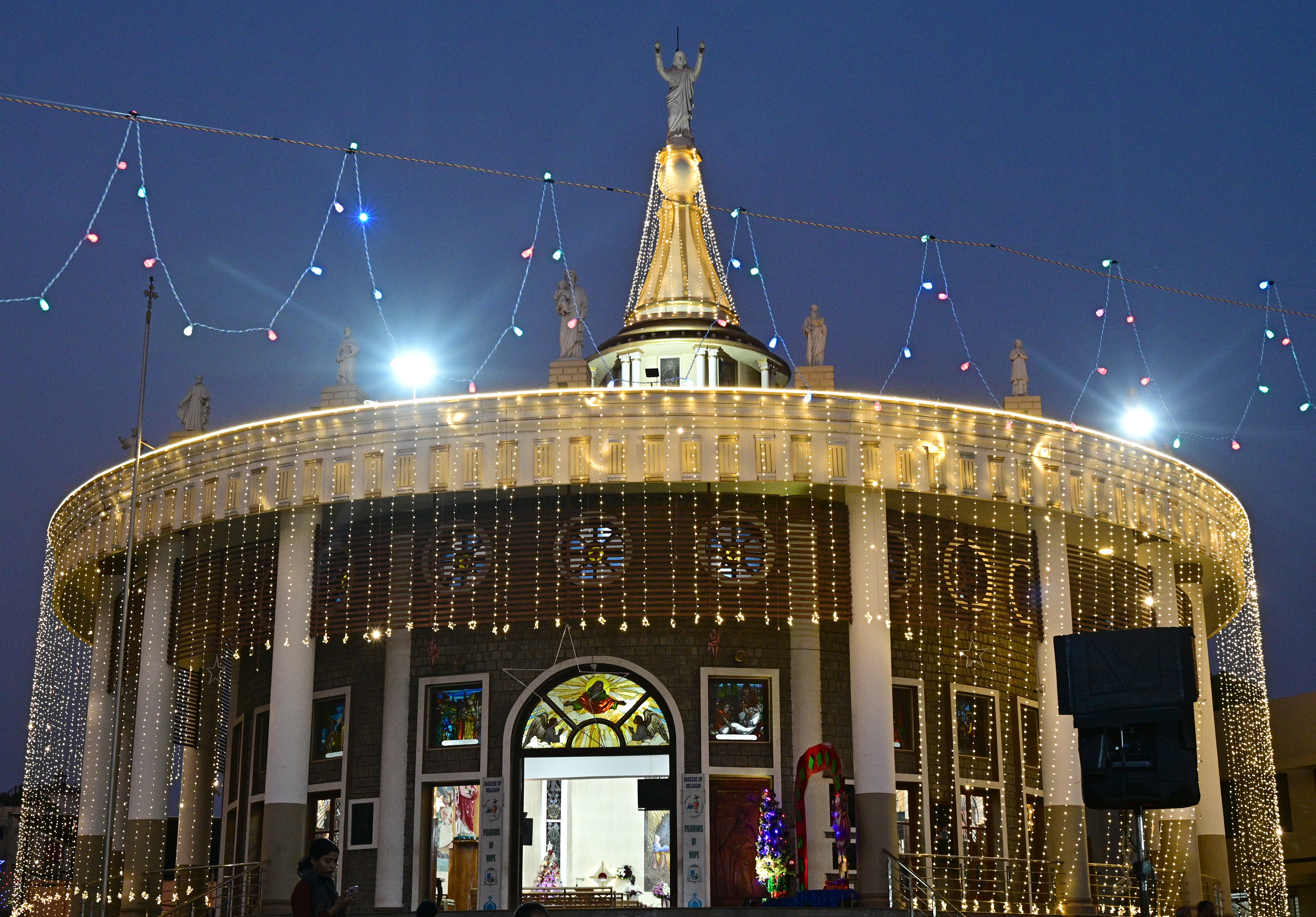 ಕ್ರಿಸ್‌ಮಸ್ ಅಂಗವಾಗಿ ಹುಬ್ಬಳ್ಳಿಯ ಕೇಶ್ವಾಪುರದ ಸೇಂಟ್‌ ಜೋಸೆಫ್‌ ಕಥೋಲಿಕ್‌ ಚರ್ಚ್ ಅನ್ನು ವಿದ್ಯುತ್ ದೀಪಗಳಿಂದ ಅಲಂಕರಿಸಲಾಗಿತ್ತು 