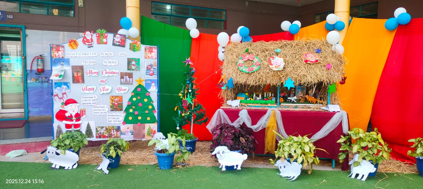 ಕ್ರಿಸ್‌ಮಸ್ ಹಿನ್ನೆಲೆಯಲ್ಲಿ ರಾಮನಗರದ ಶಾಂತಿನಿಕೇತನ ಶಾಲಾವರಣದಲ್ಲಿ ನಿರ್ಮಿಸಿರುವ ಆಕರ್ಷಕ ಗೋದಲಿ