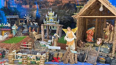 ಕ್ರಿಸ್‌ಮಸ್ ಹಬ್ಬದ ಪ್ರಯುಕ್ತ ಮಂಗಳೂರಿನ ಬಿಷಪ್ ಹೌಸ್ ಬಳಿ ನಿರ್ಮಿಸಿರುವ ಯೇಸು ಕ್ರಿಸ್ತರ ಜನನ ಸಂದೇಶ ಸಾರುವ ಗೋದಲಿ