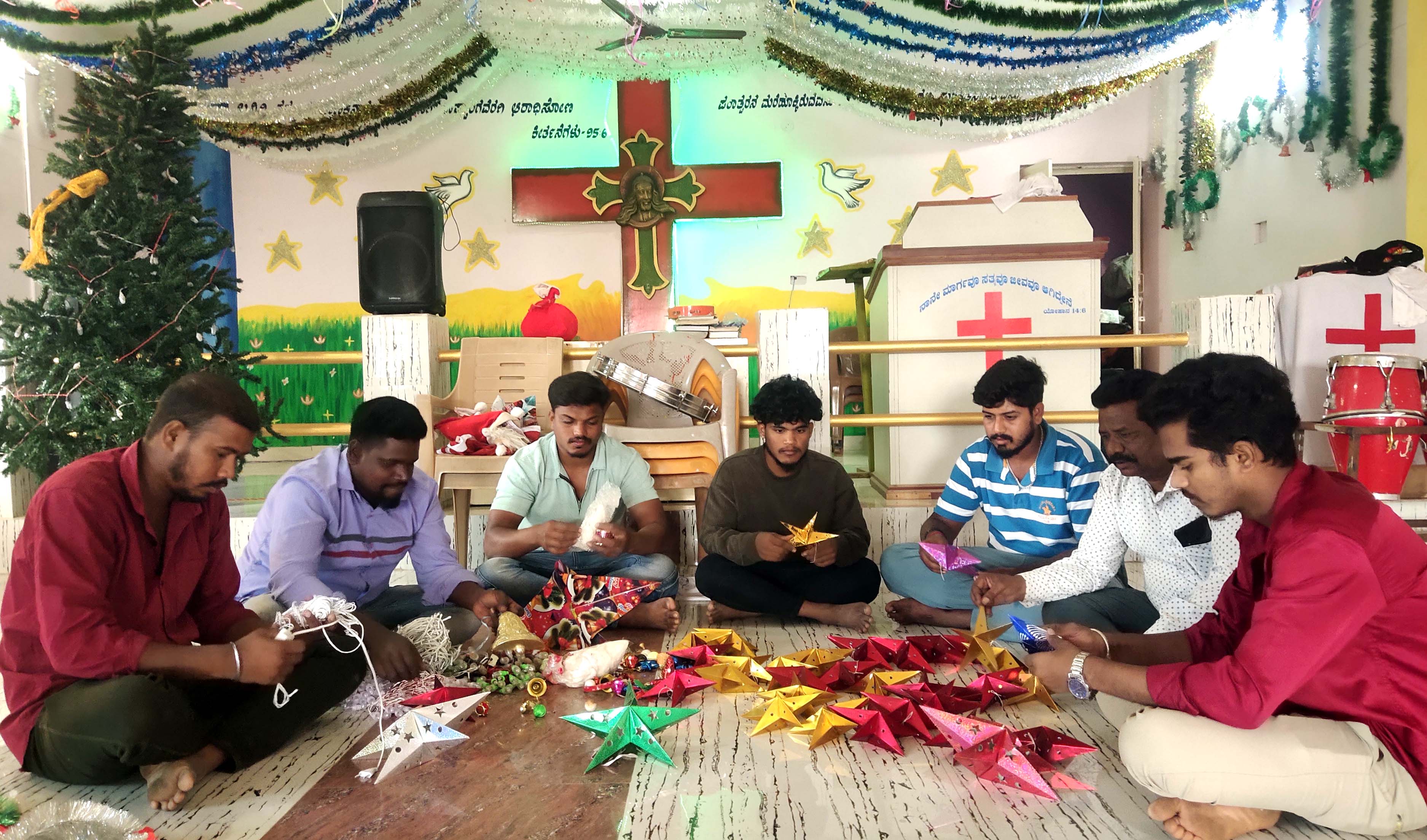 ಬಾಗೇಪಲ್ಲಿಯ ಹೊಸಜೀವನ ನಿಲಯದ ಚರ್ಚ್‍ನ ಅಲಂಕಾರ ಮಾಡುತ್ತಿರುವ ಯುವಕರು