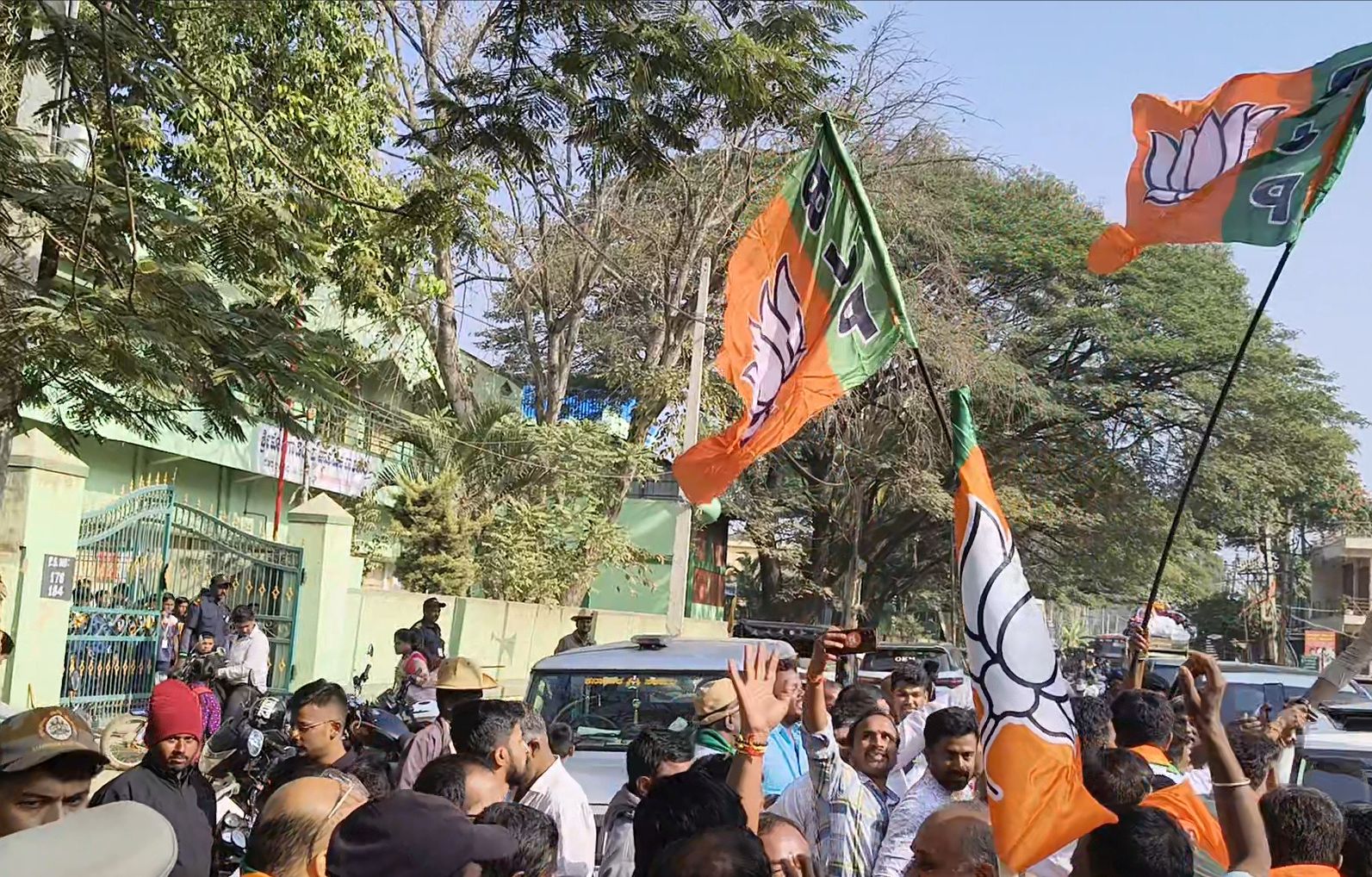 ದೊಡ್ಡಬಳ್ಳಾಪುರದ ಮತ ಎಣಿಕೆ ಕೇಂದ್ರದ ಬಳಿ ಬಿಜೆಪಿ ಕಾರ್ಯಕರ್ತರು ಶಾಸಕರ ಮೆರವಣಿಗೆ ನಡೆಸುವ ಮೂಲಕ ಸಂಭ್ರಮಸಿದರು