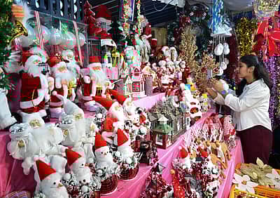 ಬೆಂಗಳೂರಿನ ಶಿವಾಜಿನಗರದಲ್ಲಿ ಕ್ರಿಸ್ ಮಸ್ ಆಚರಣೆಯ ಅಂಗವಾಗಿ ವಿವಿಧ ಅಲಂಕಾರಿಕ ವಸ್ತುಗಳನ್ನು ಖರೀದಿಸುತ್ತಿರುವ ಜನ