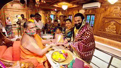 ರಿಷಬ್ ದಂಪತಿಗೆ ಮಠದ ಪೀಠಾಧಿಪತಿ ಅವರು ರಾಯರ ಫೋಟೊವನ್ನು ಉಡುಗೊರೆಯಾಗಿ ನೀಡಿದ್ದಾರೆ. 