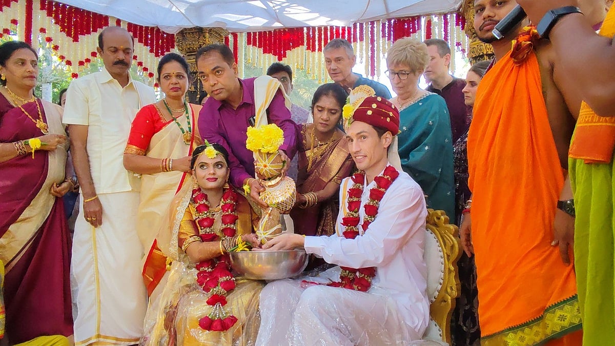 ದಾವಣಗೆರೆ: ನ್ಯೂಜಿಲೆಂಡ್‌ ವರನ ಕೈಹಿಡಿದ ಕನ್ನಡತಿ; ಹಿಂದೂ ಸಂಪ್ರದಾಯದಂತೆ ವಿವಾಹ