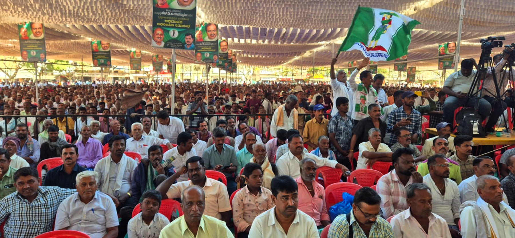 ಕೆ.ಆರ್. ನಗರದ ರೇಡಿಯೊ ಮೈದಾನದಲ್ಲಿ ಜೆಡಿಎಸ್‌ನಿಂದ ಆಯೋಜಿಸಿದ್ದ ಕೃತಜ್ಞತಾ ಸಭೆಯಲ್ಲಿ ಪಾಲ್ಗೊಂಡಿದ್ದವರು