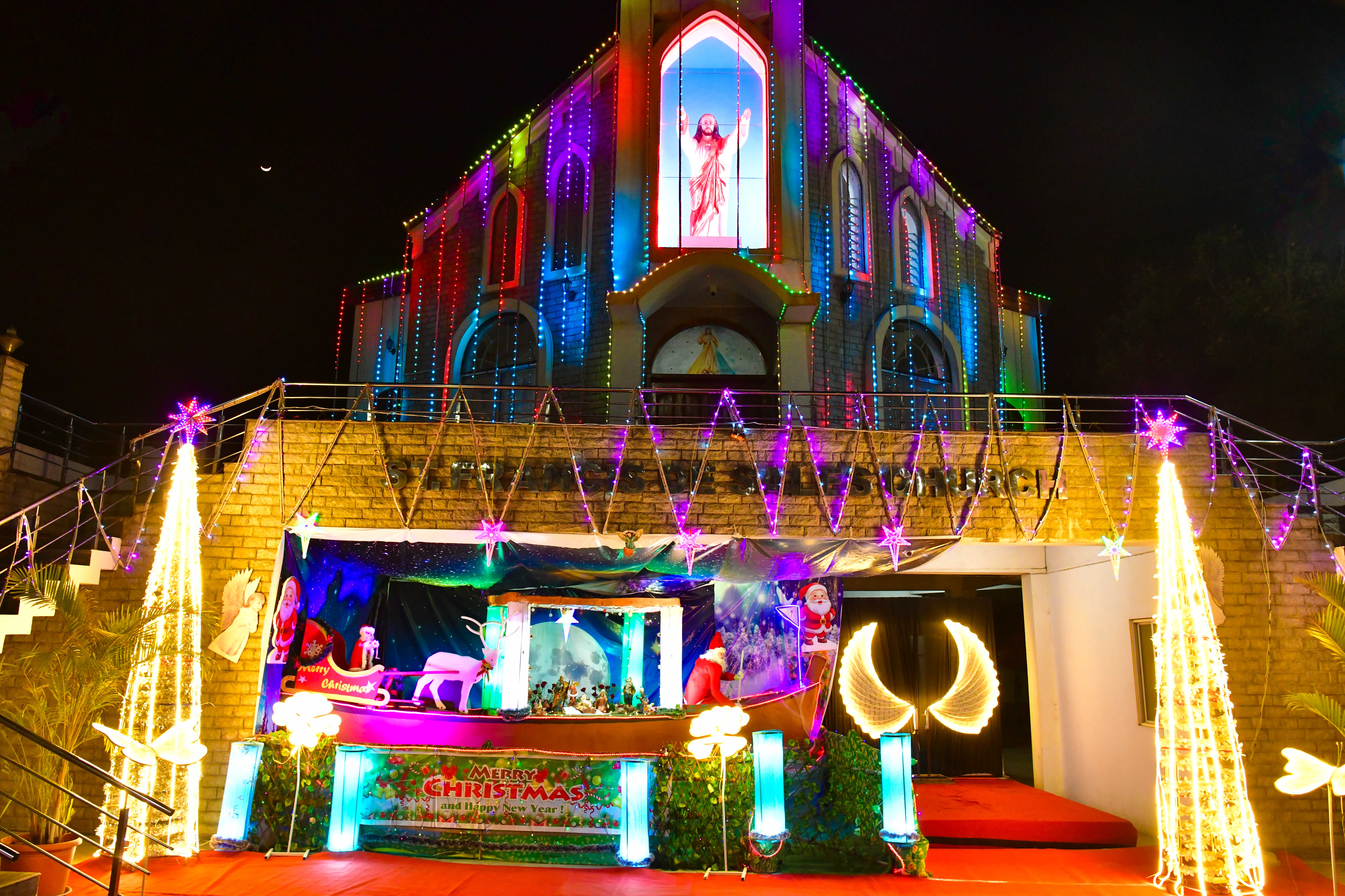 ಅಲಂಕೃತಗೊಂಡಿದ್ದ ಕೊಪ್ಪಳದ ಎಸ್‌ಎಫ್‌ಎಸ್‌ ಚರ್ಚ್‌ನ ಹೊರನೋಟ