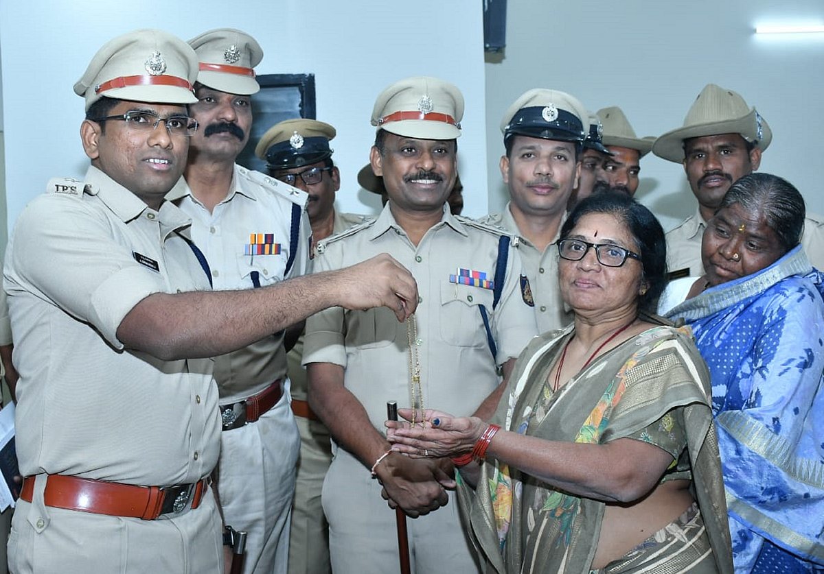 ಬಸ್‌ ಹತ್ತುವಾಗ ಪ್ರಯಾಣಿಕರ ಚಿನ್ನಾಭರಣ ಕದಿಯುತ್ತಿದ್ದ ಮೂವರು ಕಳ್ಳಿಯರ ಬಂಧನ 