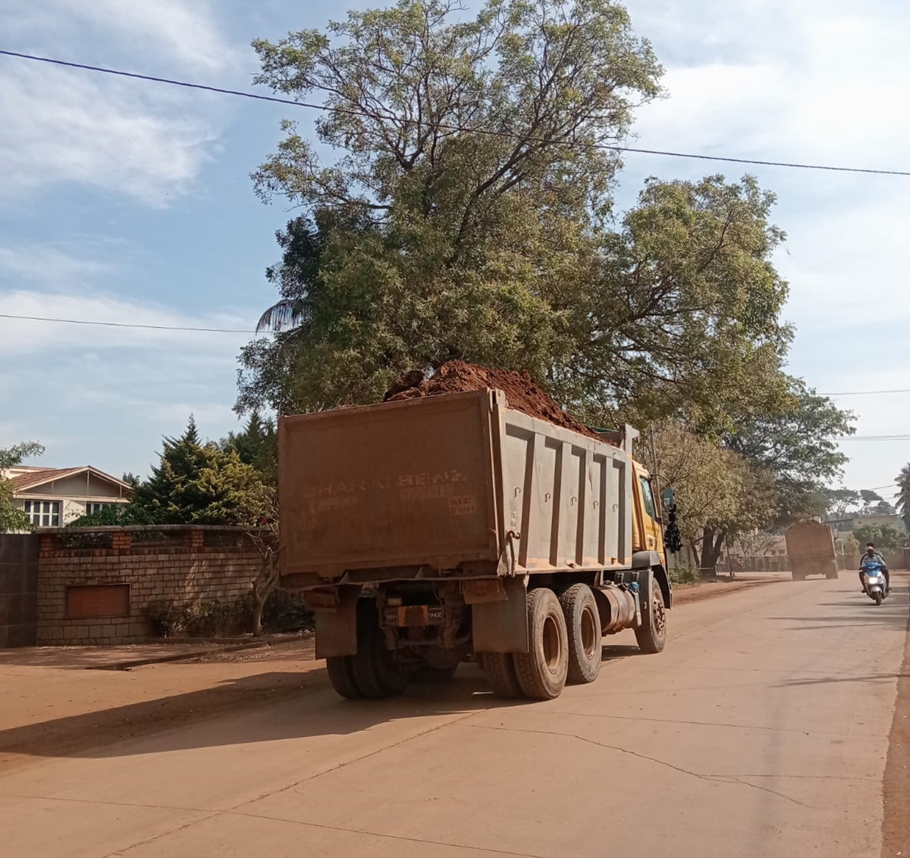 ಕೆರೆಯ ಮಣ್ಣು ಸಾಗಿಸುತ್ತಿರುವ ಟಿಪ್ಪರ್‌