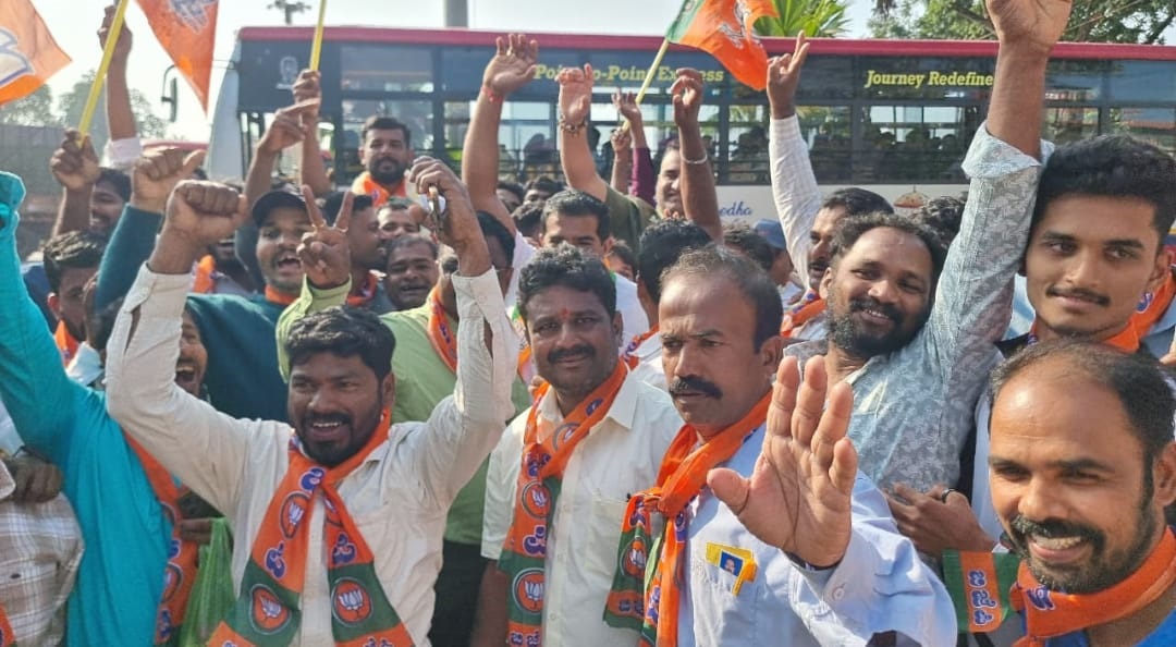 ಹೊನ್ನಾವರ ತಾಲ್ಲೂಕಿನ ಮಂಕಿ ಪಟ್ಟಣ ಪಂಚಾಯಿತಿಯಲ್ಲಿ ಬಿಜೆಪಿ ಬಹುಮತ ಗಳಿಸುತ್ತಿದ್ದಂತೆ ಪಕ್ಷದ ಕಾರ್ಯಕರ್ತರು ವಿಜಯೋತ್ಸವ ನಡೆಸಿದರು.ಮಾಜಿ ಸಚಿವ ಶಿವಾನಂದ ನಾಯ್ಕಮಾಜಿ ಶಾಸಕ ಸುನೀಲ ನಾಯ್ಕಜಿಲ್ಲಾ ಪಂಚಾಯಿತಿ ಮಾಜಿ ಸದಸ್ಯ ದೀಪಕ ನಾಯ್ಕ ಪಾಲ್ಗೊಂಡರು.