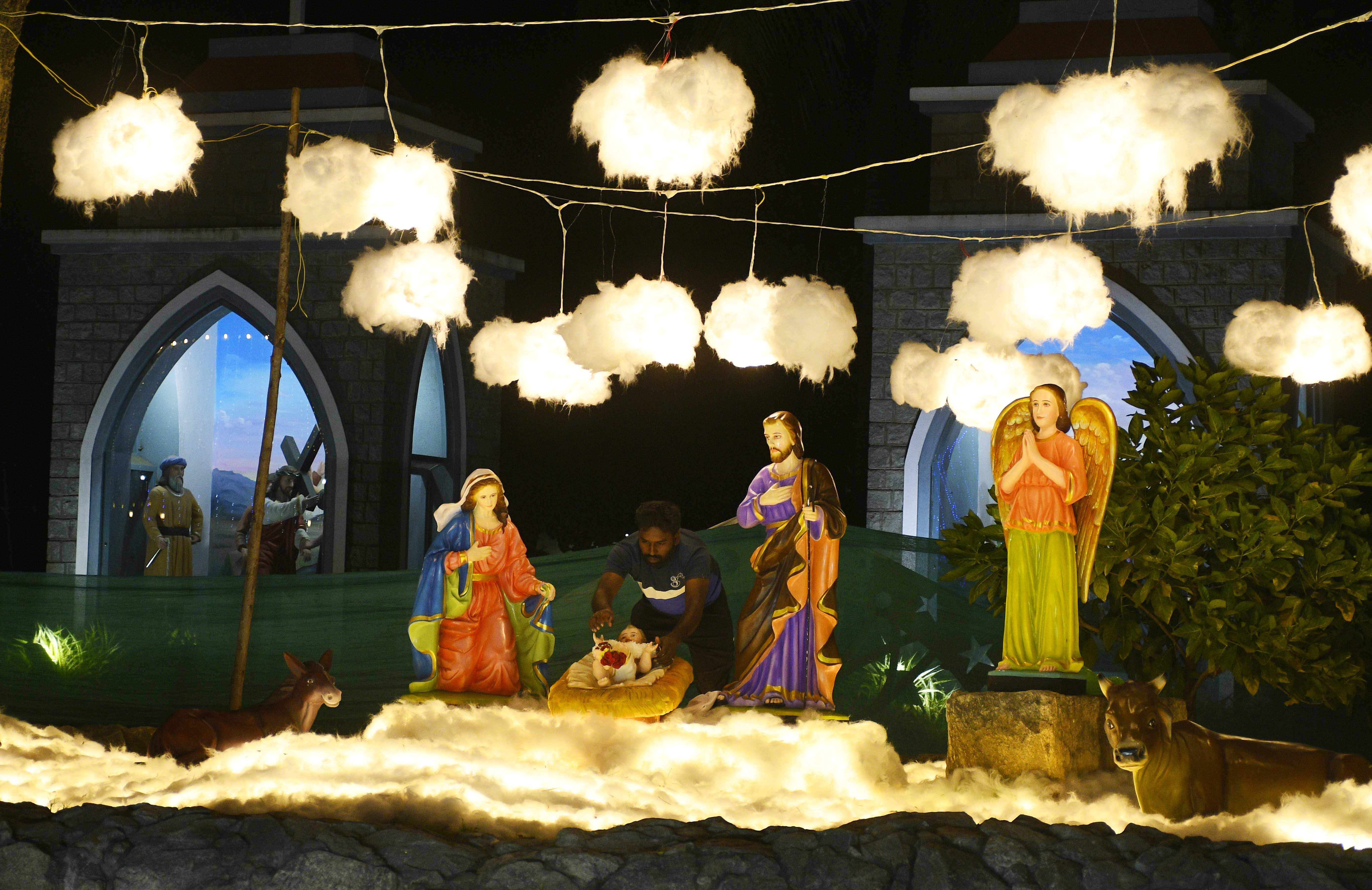 ಸೇಕ್ರೆಡ್ ಹಾರ್ಟ್ ಚರ್ಚ್‌ನಲ್ಲಿ ಗೋಂದಲಿಯ ನೋಟ