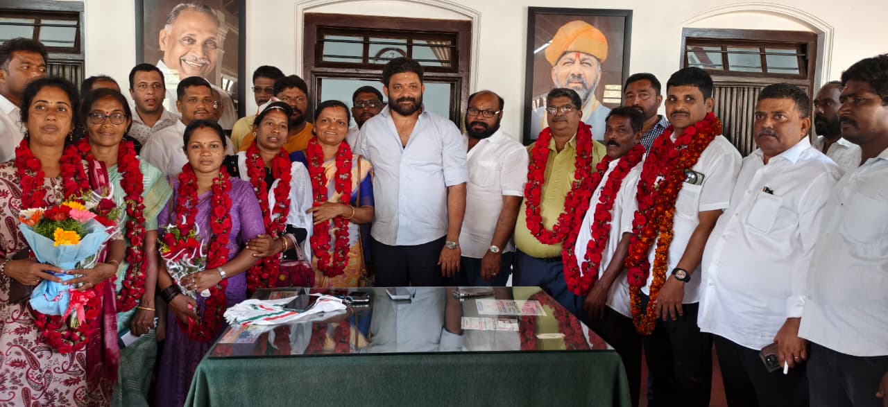 ಕಿನ್ನಿಗೋಳಿ ಪಟ್ಟಣ ಪಂಚಾಯಿತಿ ಚುನಾವಣೆಯಲ್ಲಿ ಕಾಂಗ್ರೆಸ್ ಪಕ್ಷದ ಚುನಾಯಿತ ಸದಸ್ಯರನ್ನು ಕೆಪಿಸಿಸಿ ಪ್ರಧಾನ ಕಾರ್ಯದರ್ಶಿ ಮಿಥುನ್ ರೈ ಕಚೇರಿಯಲ್ಲಿ ಅಭಿನಂದಿಸಿದರು