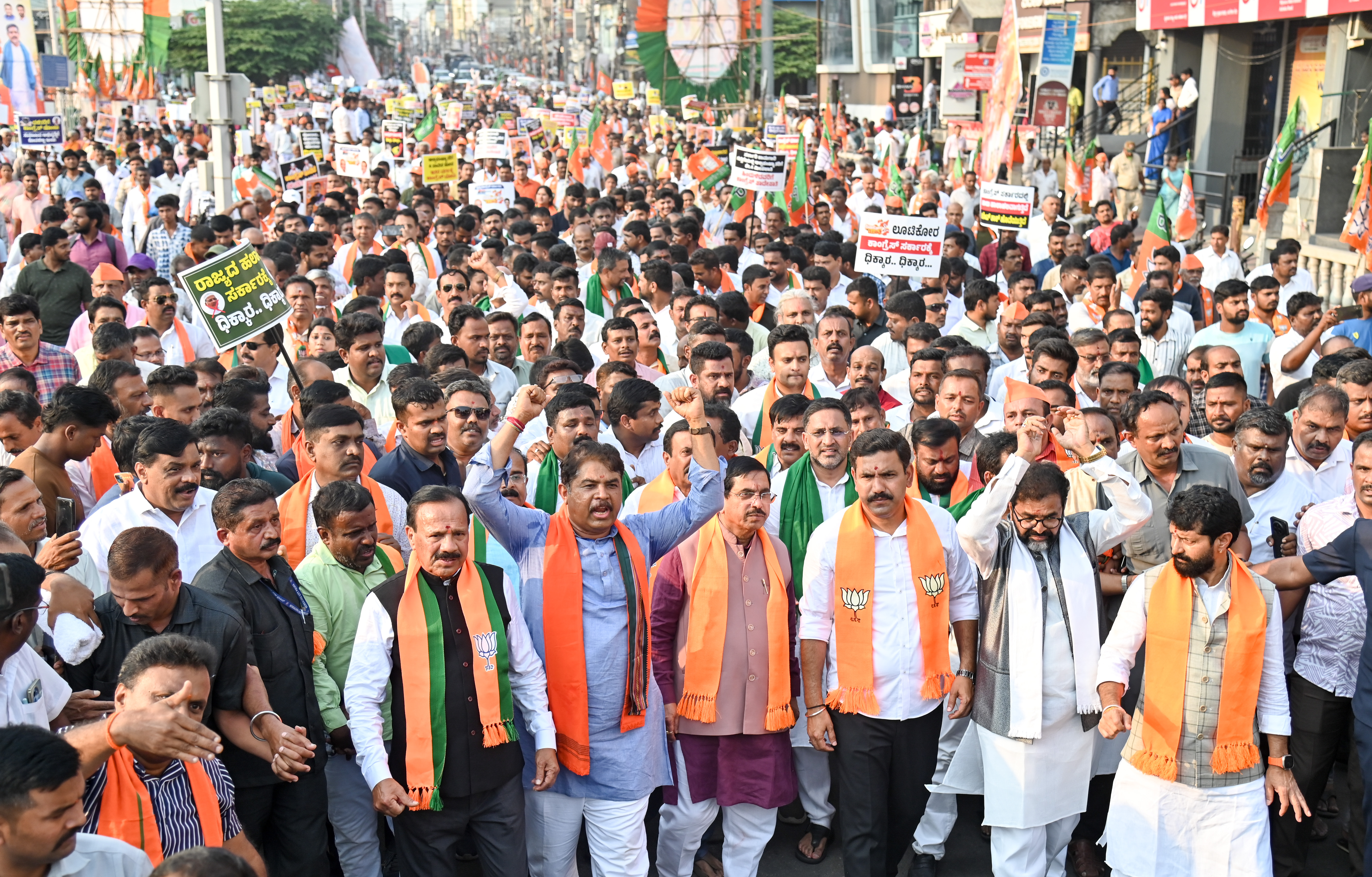 ರಾಜ್ಯ ಸರ್ಕಾರವ ವಿರುದ್ಧ ಆಯೋಜಿಸಿದ್ದ ‘ಜನಾಕ್ರೋಶ ಯಾತ್ರೆಯನ್ನು ಬಿಜೆಪಿ ನಾಯಕರು ಮುನ್ನಡೆಸಿದರು