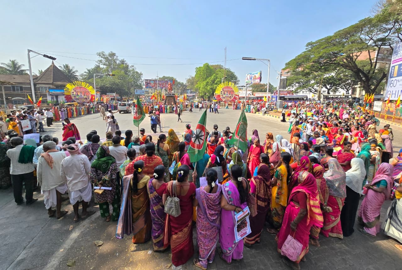 ಬೆಳಗಾವಿಯ ರಾಣಿ ಚನ್ನಮ್ಮನ ವೃತ್ತದಲ್ಲಿ ಗ್ರಾಮೀಣ ಕೂಲಿ ಕಾರ್ಮಿಕರ ಸಂಘಟನೆಯವರು ಬುಧವಾರ ಮಾನವ ಸರಪಳಿ ನಿರ್ಮಿಸಿ ಪ್ರತಿಭಟನೆ ನಡೆಸಿದರು
