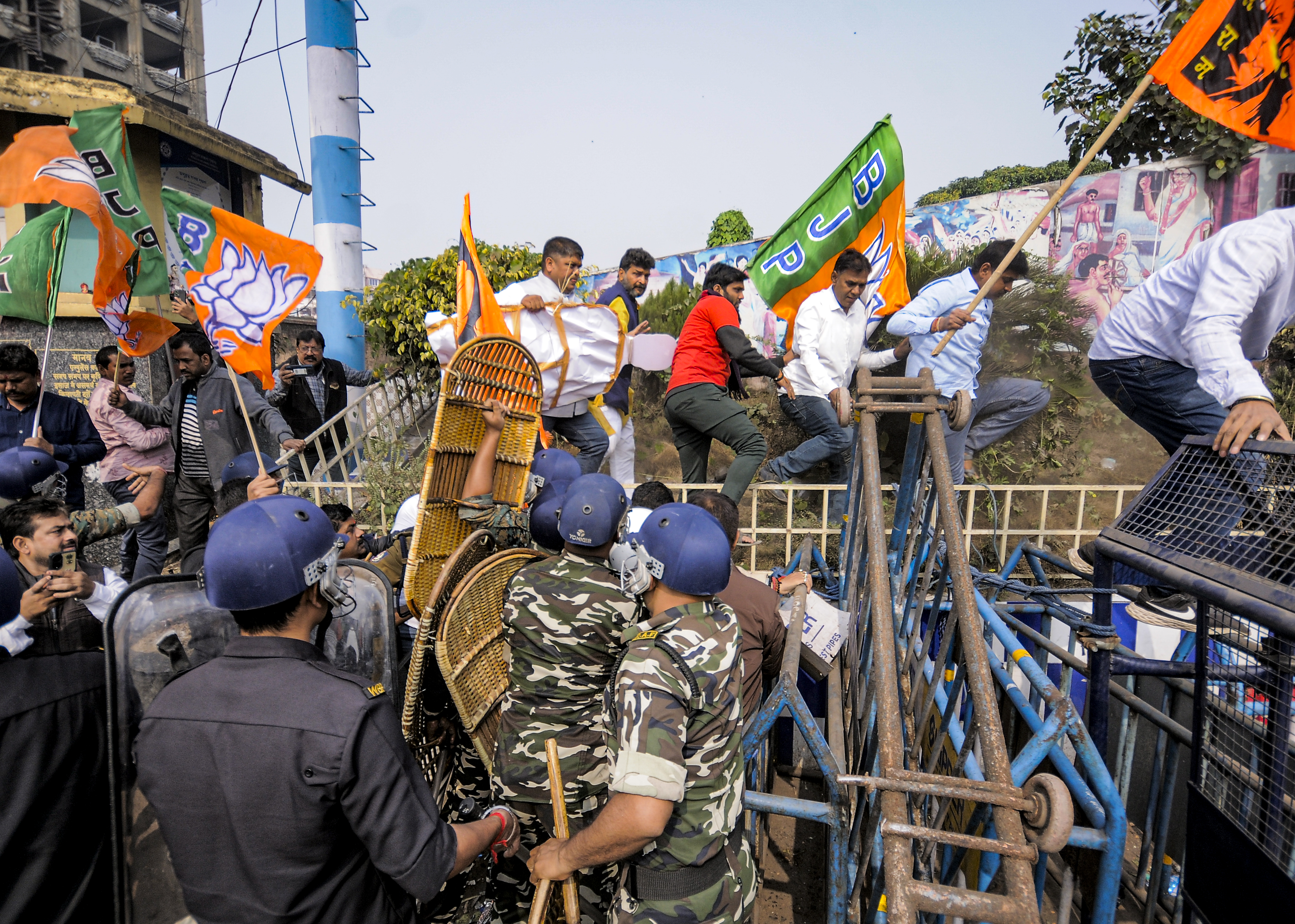 ಹೌರಾ ಸೇತುವೆ ಬಳಿ ಬ್ಯಾರಿಕೇಡ್‌ಗಳನ್ನು ಹತ್ತಿ ಮುನ್ನುಗ್ಗಿದ ಬಿಜೆಪಿ ಕಾರ್ಯಕರ್ತರನ್ನು ಪೊಲೀಸರು ತಡೆಯಲು ಪ್ರಯತ್ನಿಸಿದರು –ಪಿಟಿಐ ಚಿತ್ರ 
