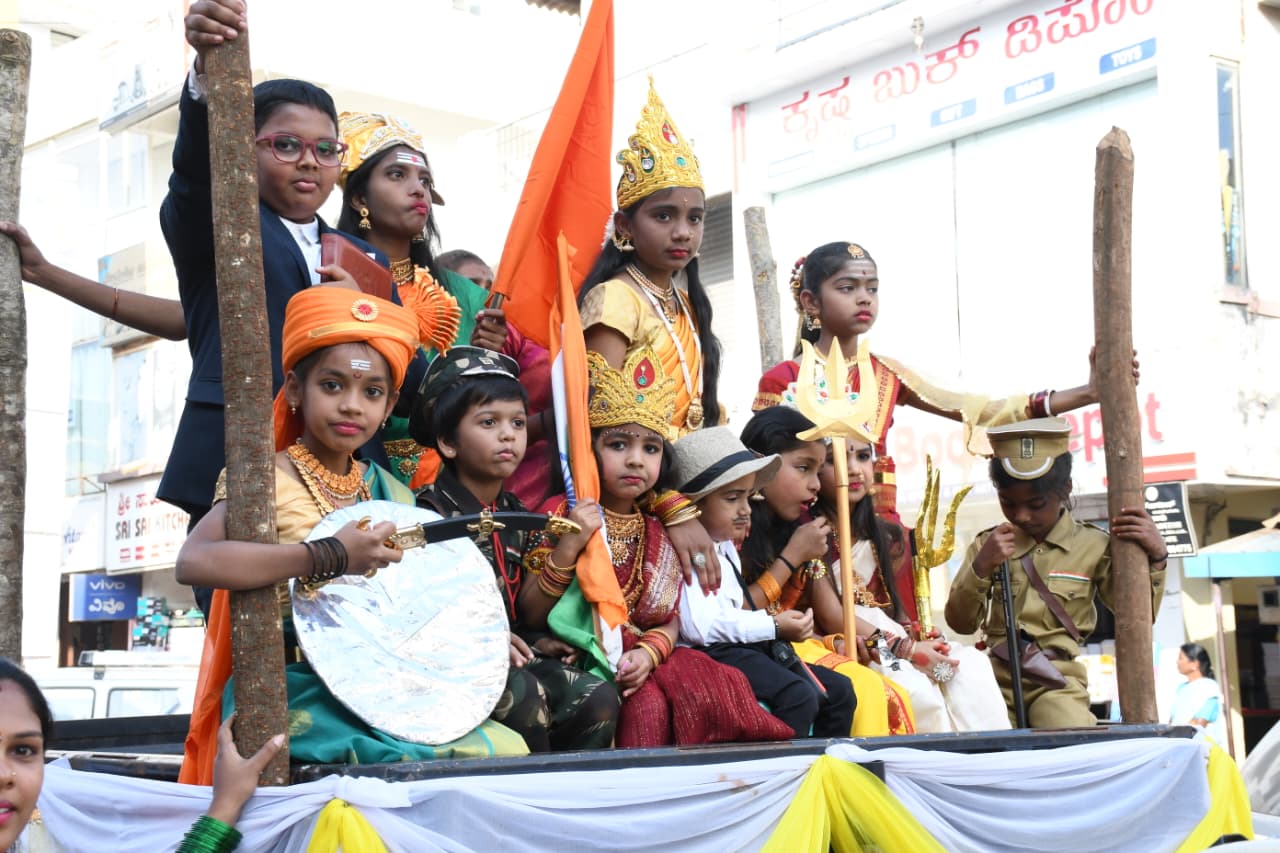 ಕನ್ನಡ ರಾಜ್ಯೋತ್ಸವ ಮೆರವಣಿಗೆಯಲ್ಲಿ ಭಾಗವಹಿಸಿದ್ದ ವೇಷ ತೊಟ್ಟ ಮಕ್ಕಳು