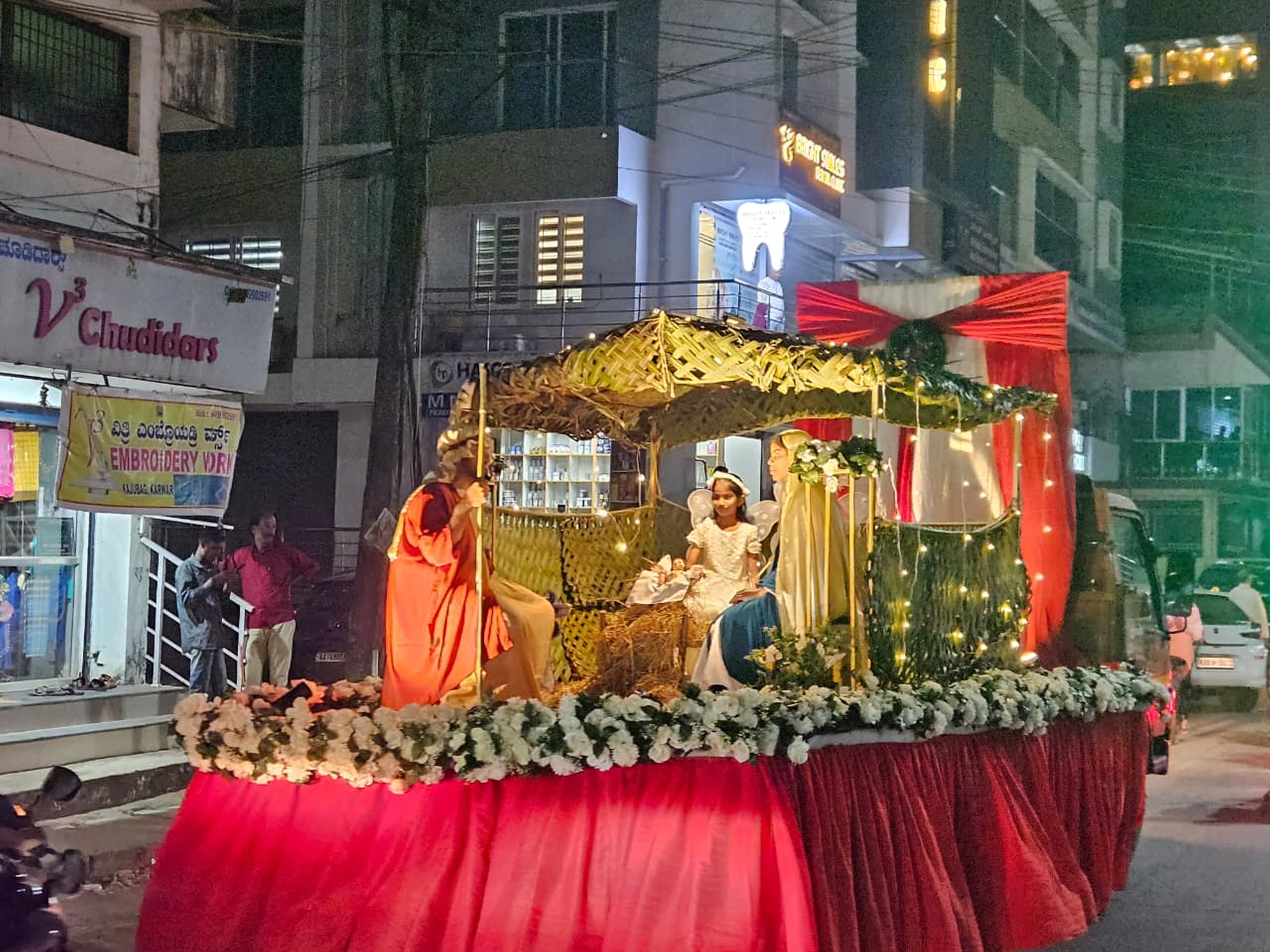 ಕ್ರಿಸ್‌ಮಸ್ ಅಂಗವಾಗಿ ಕಾರವಾರ ನಗರದಲ್ಲಿ ಮಂಗಳವಾರ ರಾತ್ರಿ ನಡೆದ ಮೆರವಣಿಗೆಯಲ್ಲಿ ಬಾಲಏಸುವಿನ ಜೀವನ ಕಥನ ರೂಪಿಸುವ ರೂಪಕವನ್ನು ಪುಟಾಣಿಗಳು ಪ್ರದರ್ಶಿಸಿದರು