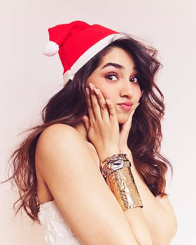 ಟಾಲಿವುಡ್ ಬೆಡಗಿ ಕೀರ್ತಿ ಶೆಟ್ಟಿ ಅವರು ಸಾಂತಾ ಕ್ಲಾಸ್ ಟೋಪಿ ಧರಿಸಿ ಫೋಟೊ ಕ್ಲಿಕ್ಕಿಸಿಕೊಂಡಿದ್ದಾರೆ.