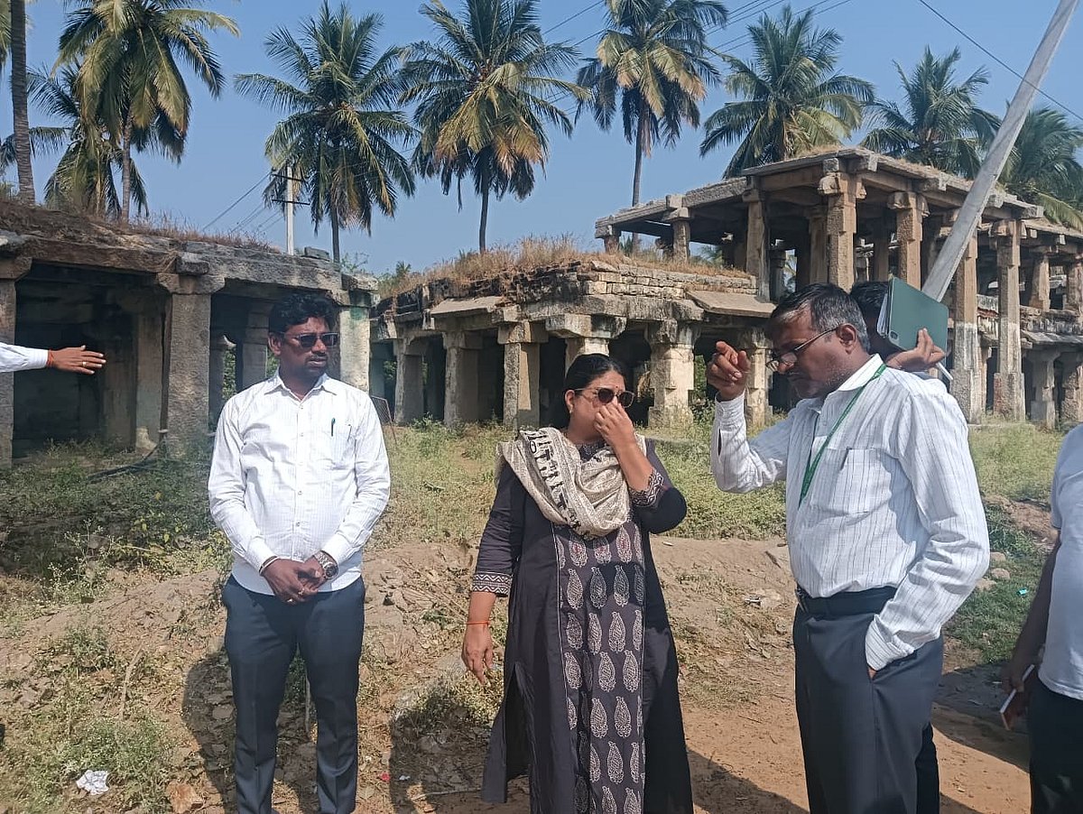 ನಿರ್ಮಲಾ ಗರಂ ಬೆನ್ನಲ್ಲೇ ಹಂಪಿ ಸ್ಮಾರಕಗಳ ಬಳಿ ಡಿ.ಸಿ ಸ್ವಚ್ಛತಾ ಪರಿಶೀಲನೆ