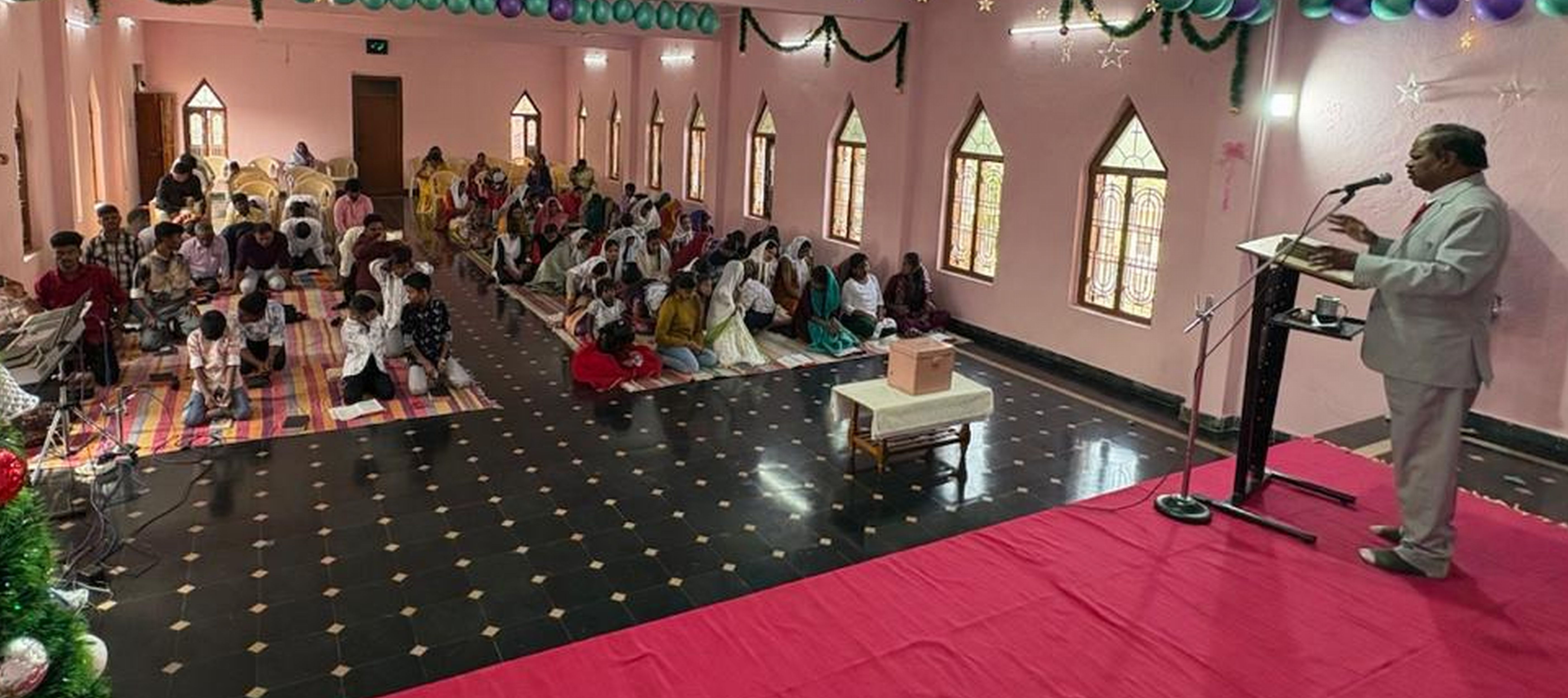 ಕೊಪ್ಪಳದ ಗಣೇಶನಗರದಲ್ಲಿ ಫುಲ್ ಗಾಸ್ಪೆಲ್ ಚರ್ಚ್‌ನಲ್ಲಿ  ಪಾಸ್ಟರ್‌ ಪೀಟರ್‌ ಜೇಮ್ಸ್‌ ಅವರು ಹಬ್ಬದ ಅಂಗವಾಗಿ ಸಂದೇಶ ನೀಡಿದರು