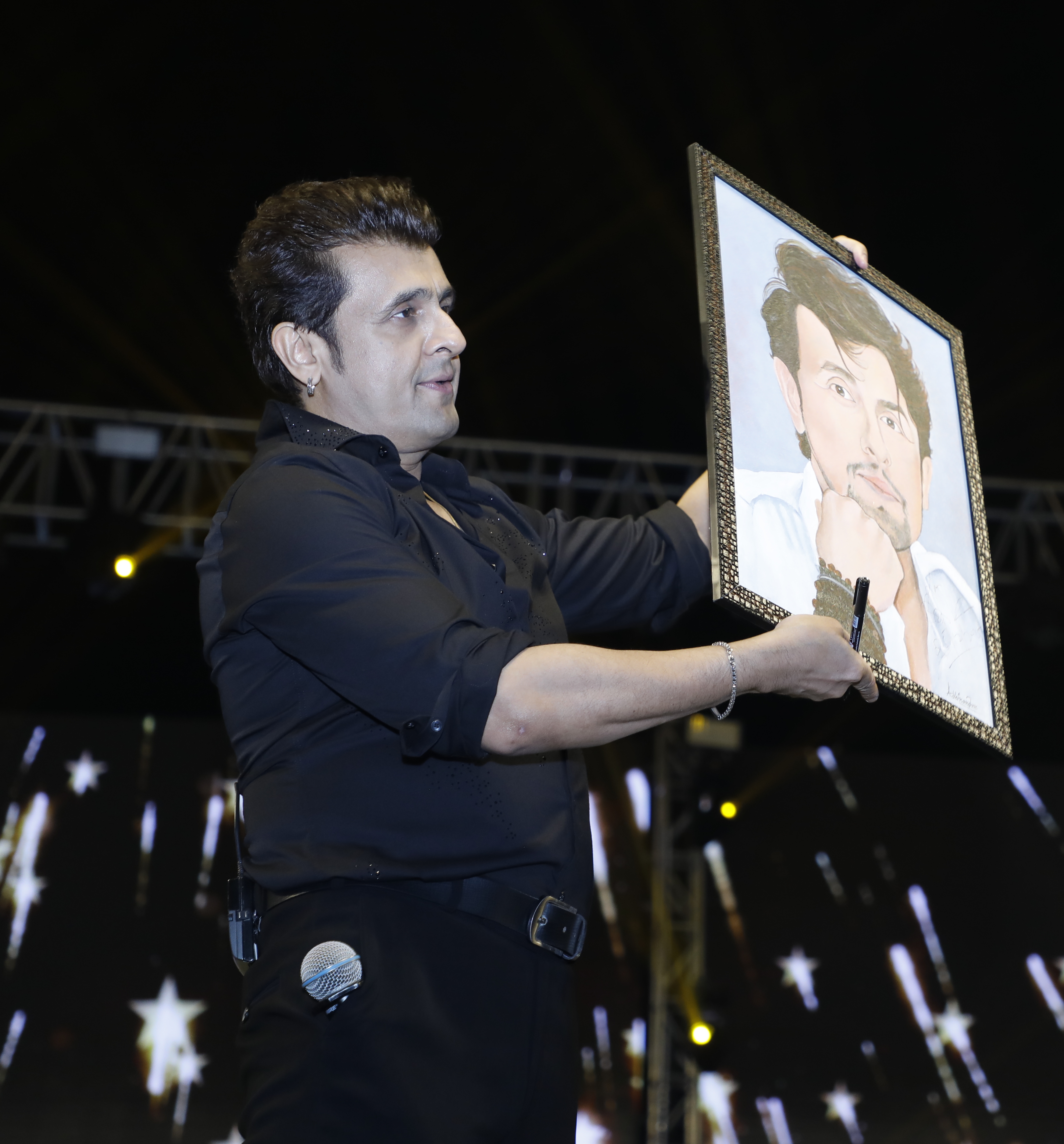 ಅಭಿಮಾನಿಯೊಬ್ಬರು ಚಿತ್ರಿಸಿದ ತಮ್ಮದೇ ಚಿತ್ರವನ್ನು ಖ್ಯಾತ ಗಾಯಕ ಸೋನು ನಿಗಮ್ ಜನರಿಗೆ ಪ್ರದರ್ಶಿಸಿದರು