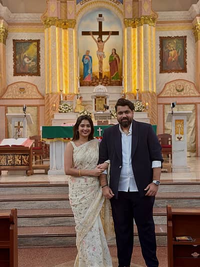 ನಟಿ ಸೋನಲ್ ಅವರು ಪತಿ ತರುಣ್ ಸುಧೀರ್ ಜತೆ ಚರ್ಚ್‌ಗೆ  ಭೇಟಿ ನೀಡಿ ಪ್ರಾರ್ಥನೆ ಸಲ್ಲಿಸಿದ್ದಾರೆ.