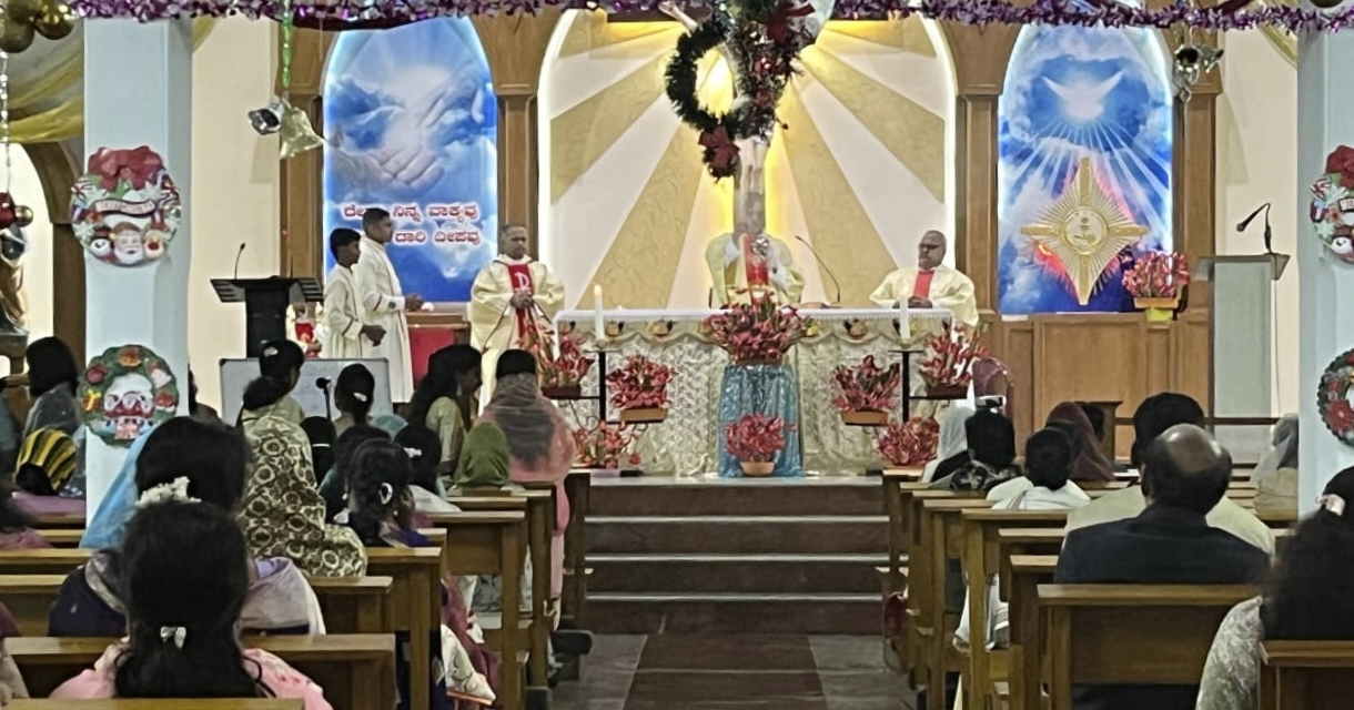 ಕುಶಾಲನಗರ ಸಮೀಪದ ಕೂಡಿಗೆ ಹೋಲಿ ಫ್ಯಾಮಿಲಿ ಚರ್ಚ್ ಧರ್ಮಗುರು ವಂದನೀಯ ಚಾರ್ಲ್ಸ್ ನೋರೋನ್ಹಾ ನೇತೃತ್ವದಲ್ಲಿ ಚರ್ಚ್‌ನಲ್ಲಿ ವಿಶೇಷ ಪ್ರಾರ್ಥನೆ ಸಲ್ಲಿಸಲಾಯಿತು 