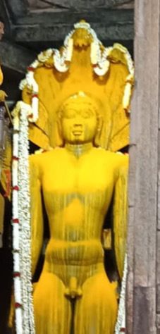 ಶ್ರವಣಬೆಳಗೊಳದ ಚಂದ್ರಗಿರಿಯ ಚಿಕ್ಕಬೆಟ್ಟದಲ್ಲಿರುವ ಅಂತರಾಳ ಪಾರ್ಶ್ವನಾಥ ಸ್ವಾಮಿಗೆ ಅರಿಸಿನ ಅಭಿಷೇಕ ನಡೆಸಲಾಯಿತು.