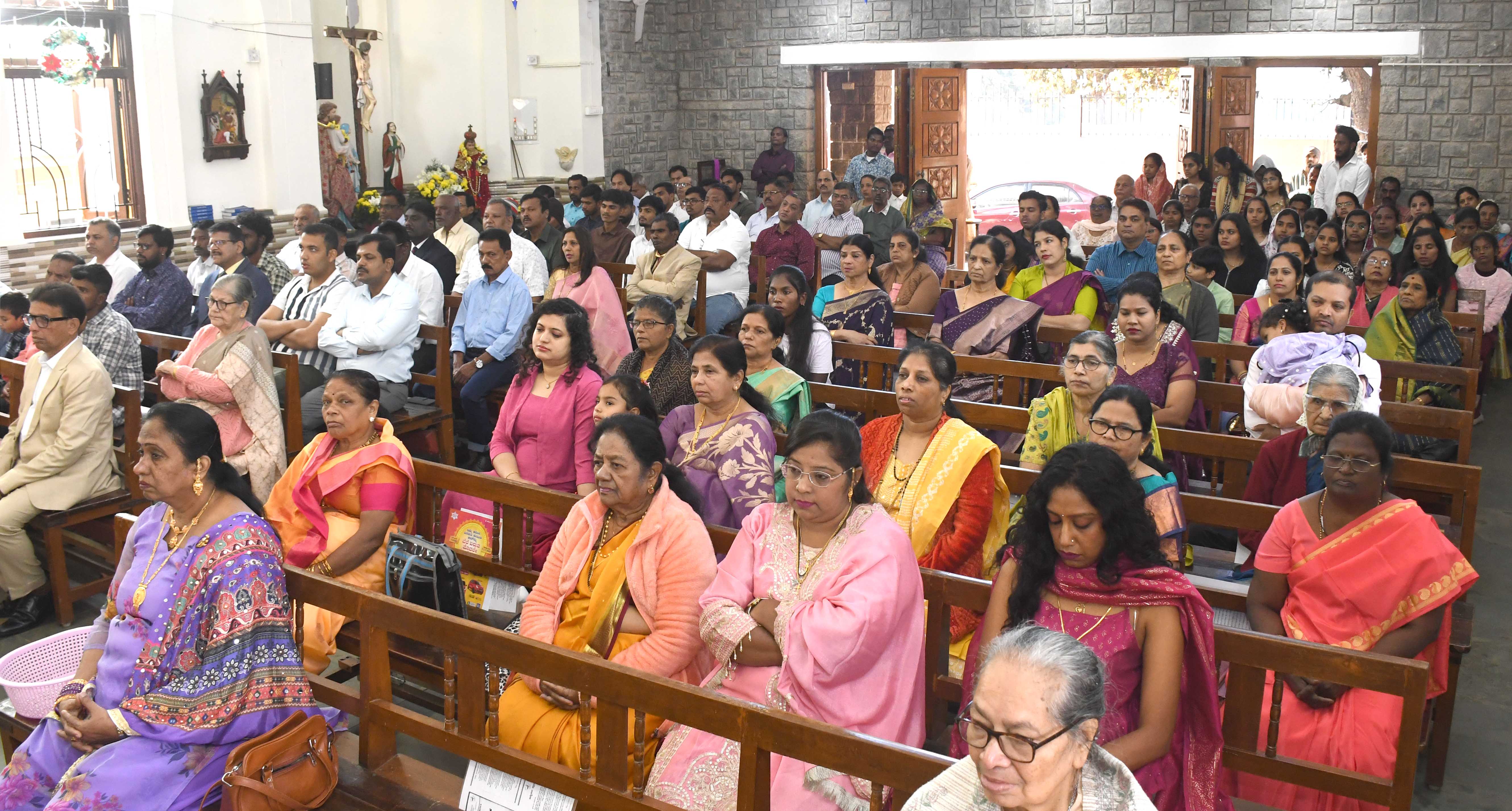 ಕ್ರಿಸ್‌ಮಸ್‌ ಅಂಗವಾಗಿ ಧಾರವಾಡದ ಹೋಲಿ ಕ್ರಾಸ್‌ ಚರ್ಚ್‌ನಲ್ಲಿ ಗುರುವಾರ ಜನರು ಪ್ರಾರ್ಥನೆ ಸಲ್ಲಿಸಿದರು