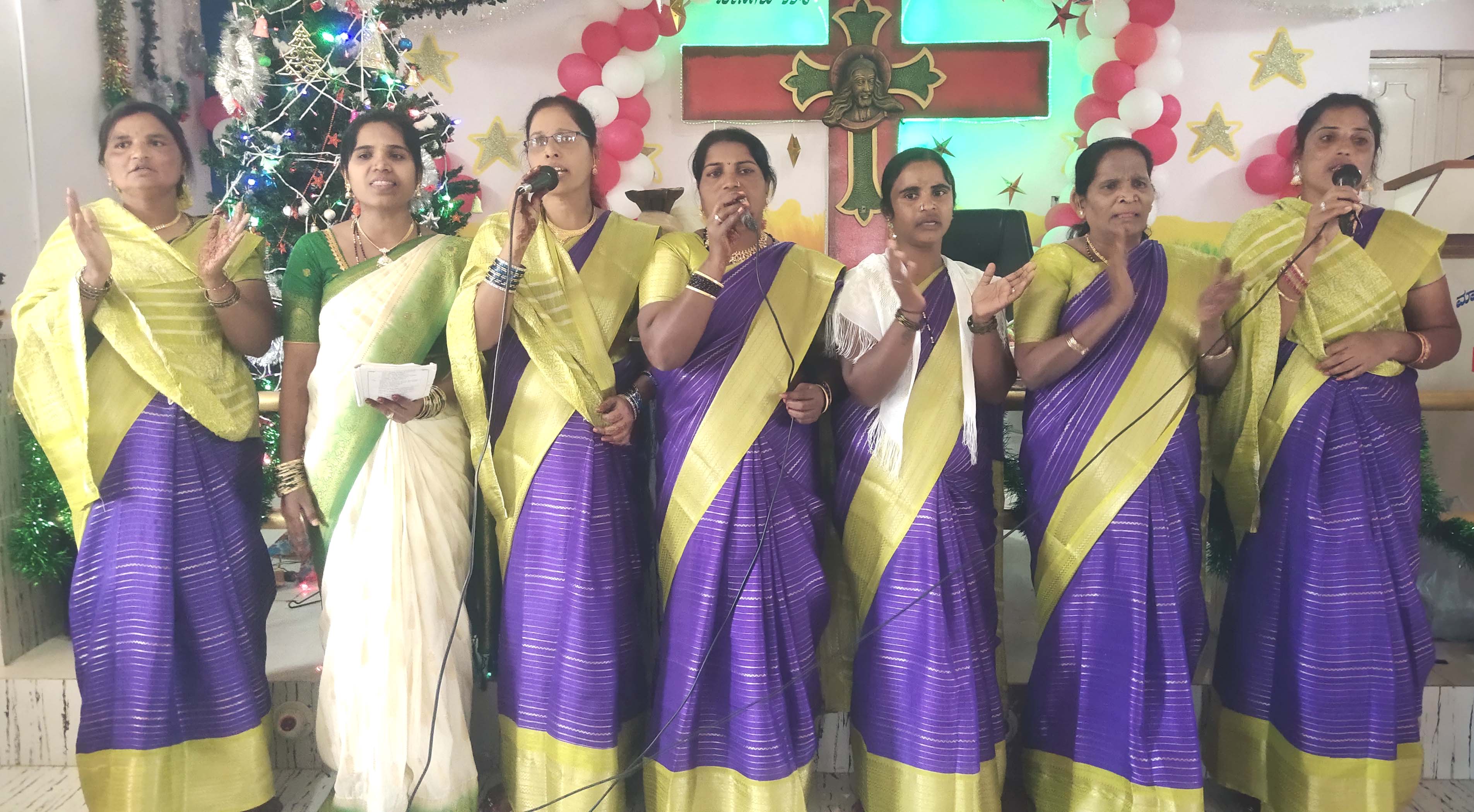 ಬಾಗೇಪಲ್ಲಿ ಪಟ್ಟಣದ ಹೊಜೀವನ ನಿಲಯ ಚರ್ಚ್‍ನಲ್ಲಿ ಯೇಸು ಭಕ್ತರು ಮೇರಿ ಅಮ್ಮನವರ ಹಾಡುಗಳನ್ನು ಹಾಡುತ್ತಿರುವುದು