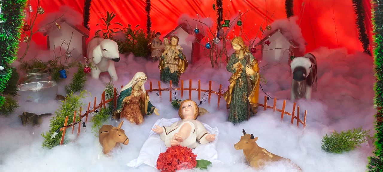 ಕುಶಾಲನಗರ ಸಂತ ಸೆಬಾಸ್ಟೀನರ ದೇವಾಲಯದಲ್ಲಿ ಏಸುವಿನ ಆಗಮನಕ್ಕಾಗಿ ದನಕೊಟ್ಟಿಗೆ ನಿರ್ಮಿಸಿ ಅದರಲ್ಲಿ ಬಾಲ ಏಸುವಿನ ಹಾಗೂ ಮಾತೆ ಮೇರಿಯ ಗೊಂಬೆ ಸ್ಥಾಪಿಸಿದ್ದರು 