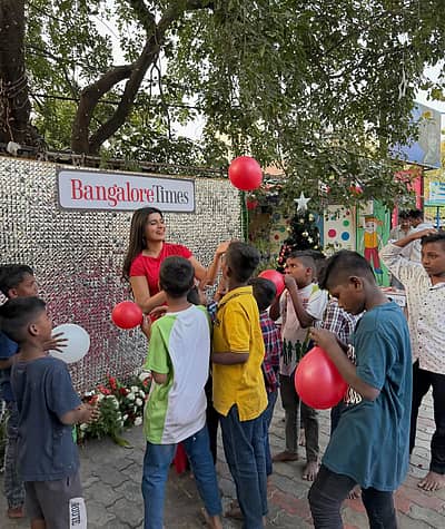 ‘ಕೃಷ್ಣಂ ಪ್ರಣಯ ಸಖಿ’ ಸುಂದರಿ ಶರಣ್ಯಾ ಶೆಟ್ಟಿ  ಸ್ಥಳೀಯ ಮಕ್ಕಳಿಗೆ ಸಿಹಿ ಹಂಚಿ ಕ್ರಿಸ್‌ಮಸ್‌  ಆಚರಿಸಿದ್ದಾರೆ.