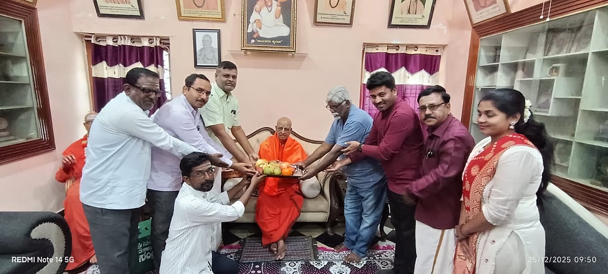 ಹೊಸದುರ್ಗ: ಪಂಡಿತಾರಾಧ್ಯ ಶ್ರೀಗಳಿಗೆ ಭಕ್ತರಿಂದ ಅಭಿನಂದನೆ