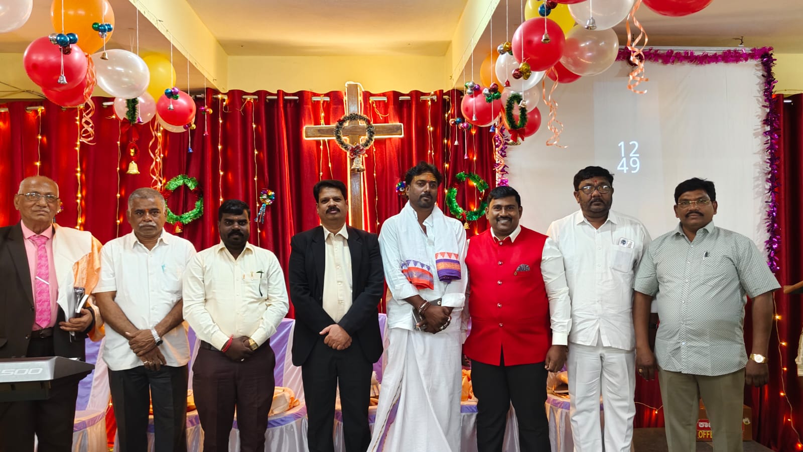 ಯಾದಗಿರಿಯ ಚಿರಂಜೀವಿ ನಗರದ ಫೆಲೋಶಿಪ್ ಚರ್ಚ್‌ನಲ್ಲಿ ಗುರುವಾರ ಕ್ರಿಸ್‌ಮಸ್ ಅಂಗವಾಗಿ ನಡೆದ ಕಾರ್ಯಕ್ರಮದಲ್ಲಿ ಪಾಲ್ಗೊಂಡಿದ್ದ ಗಣ್ಯರು