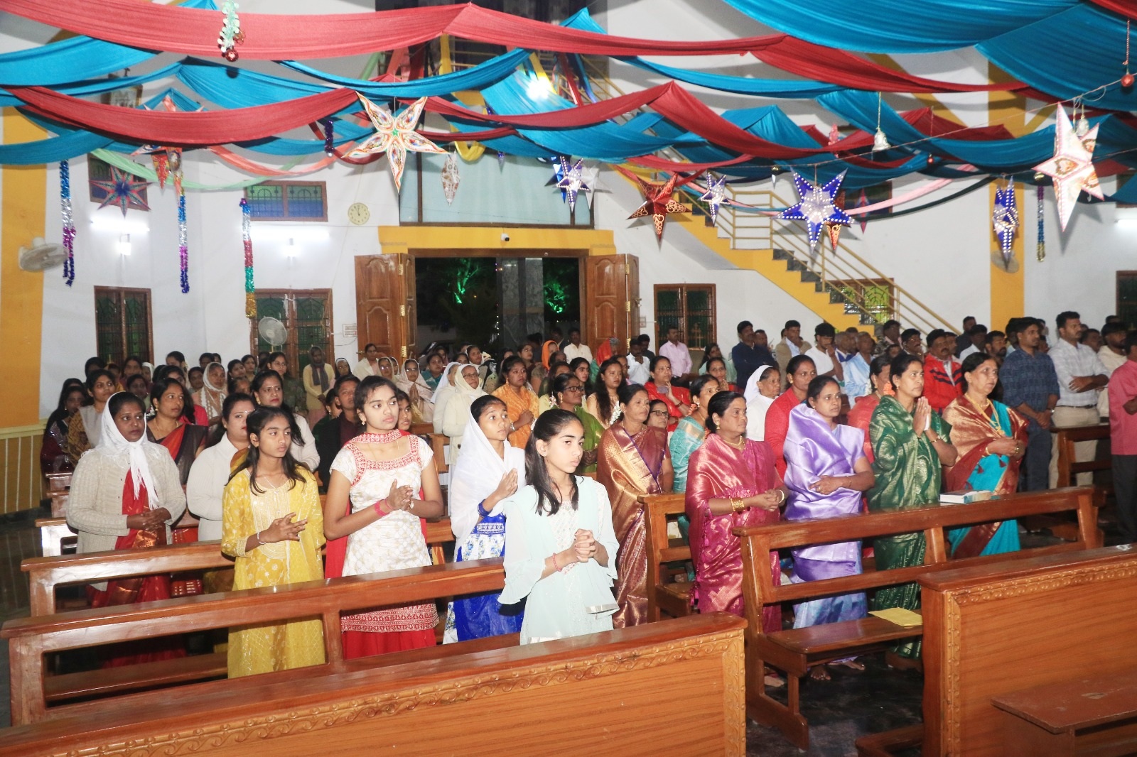 ಚಾಮರಾಜನಗರದ ಸಂತ ಪೌಲರ ಚರ್ಚ್‌ನಲ್ಲಿ ಬುಧವಾರ ವಿಶೇಷ ಪ್ರಾರ್ಥನೆಯಲ್ಲಿ ಪಾಲ್ಗೊಂಡಿದ್ದ ಕ್ರೈಸ್ತರು