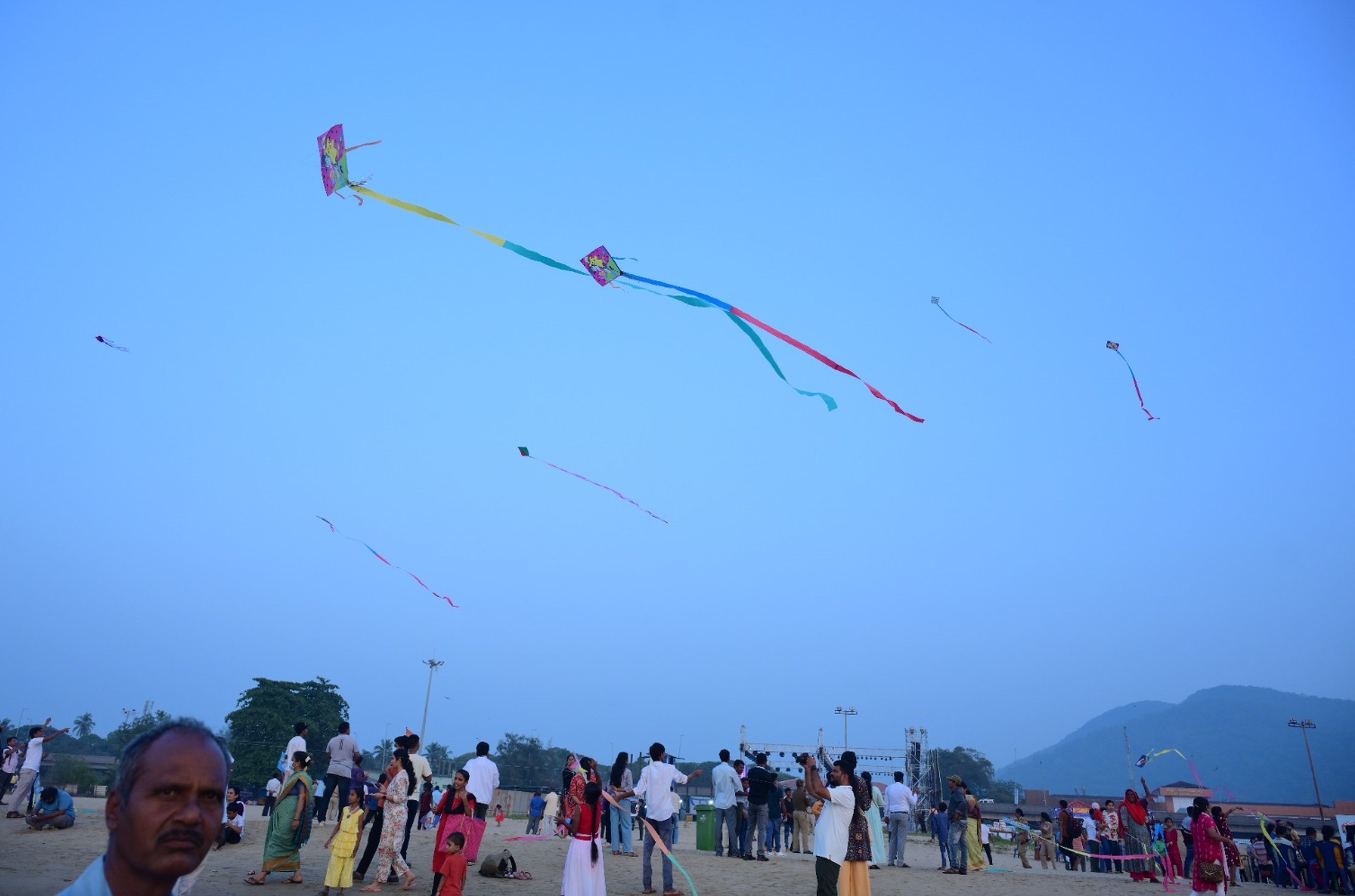 ಕಾರವಾರದ ಟ್ಯಾಗೋರ್ ಕಡಲತೀರದಲ್ಲಿ ನಡೆದ ಗಾಳಿಪಟ ಉತ್ಸವದಲ್ಲಿ ಬಗೆಬಗೆಯ ಗಾಳಿಪಟಗಳನ್ನು ಹಾರಿಸಲಾಯಿತು