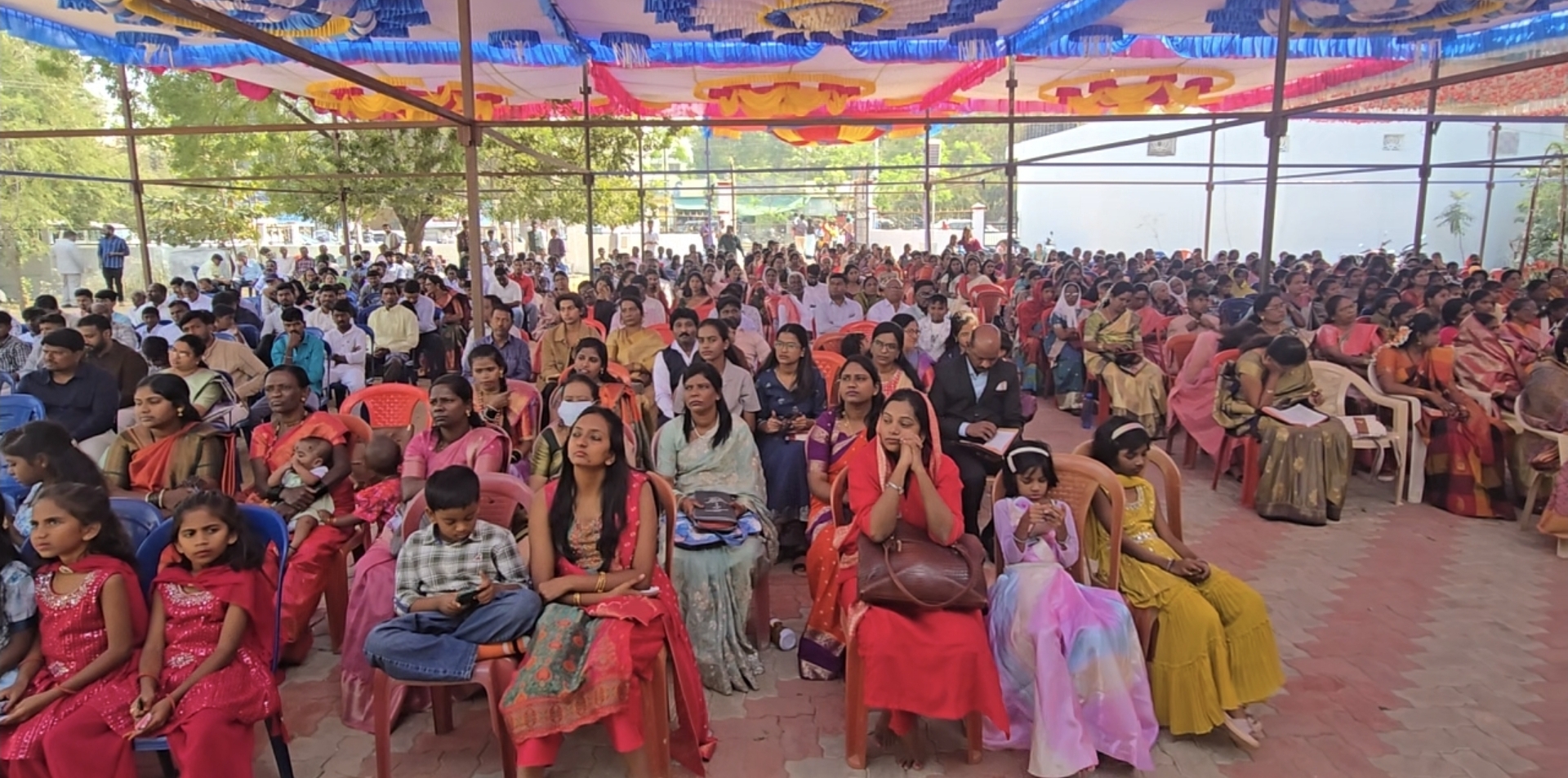 ಯಾದಗಿರಿ ನಗರದ ನಗರದ ಸೆಂಟ್ರಲ್ ಮೆಥೋಡಿಸ್ಟ್ ದೇವಾಲಯ ಆವರಣದಲ್ಲಿ ಗುರುವಾರ ಕ್ರಿಸ್‌ಮಸ್ ಅಂಗವಾಗಿ ಸೇರಿದ ಜನಸ್ತೋಮ