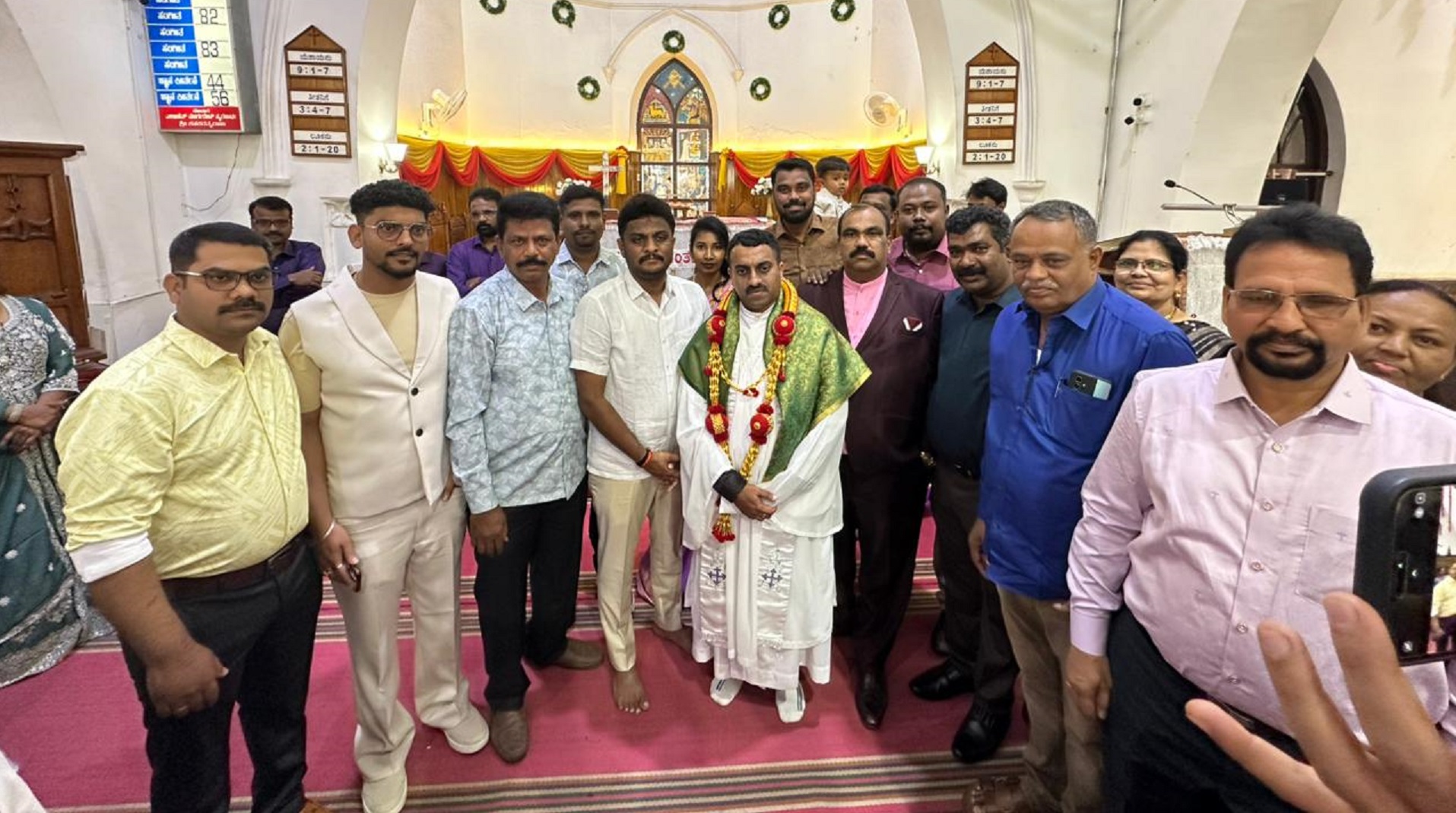 ಹಾಸನದ ಚರ್ಚ್‌ಗೆ ಭೇಟಿ ನೀಡಿದ ಸಂಸದ ಶ್ರೇಯಸ್ ಪಟೇಲ್‌ ಅವರು ಕ್ರಿಶ್ಚಿಯನ್ನರಿಗೆ ಶುಭಾಶಯ ಕೋರಿದರು.