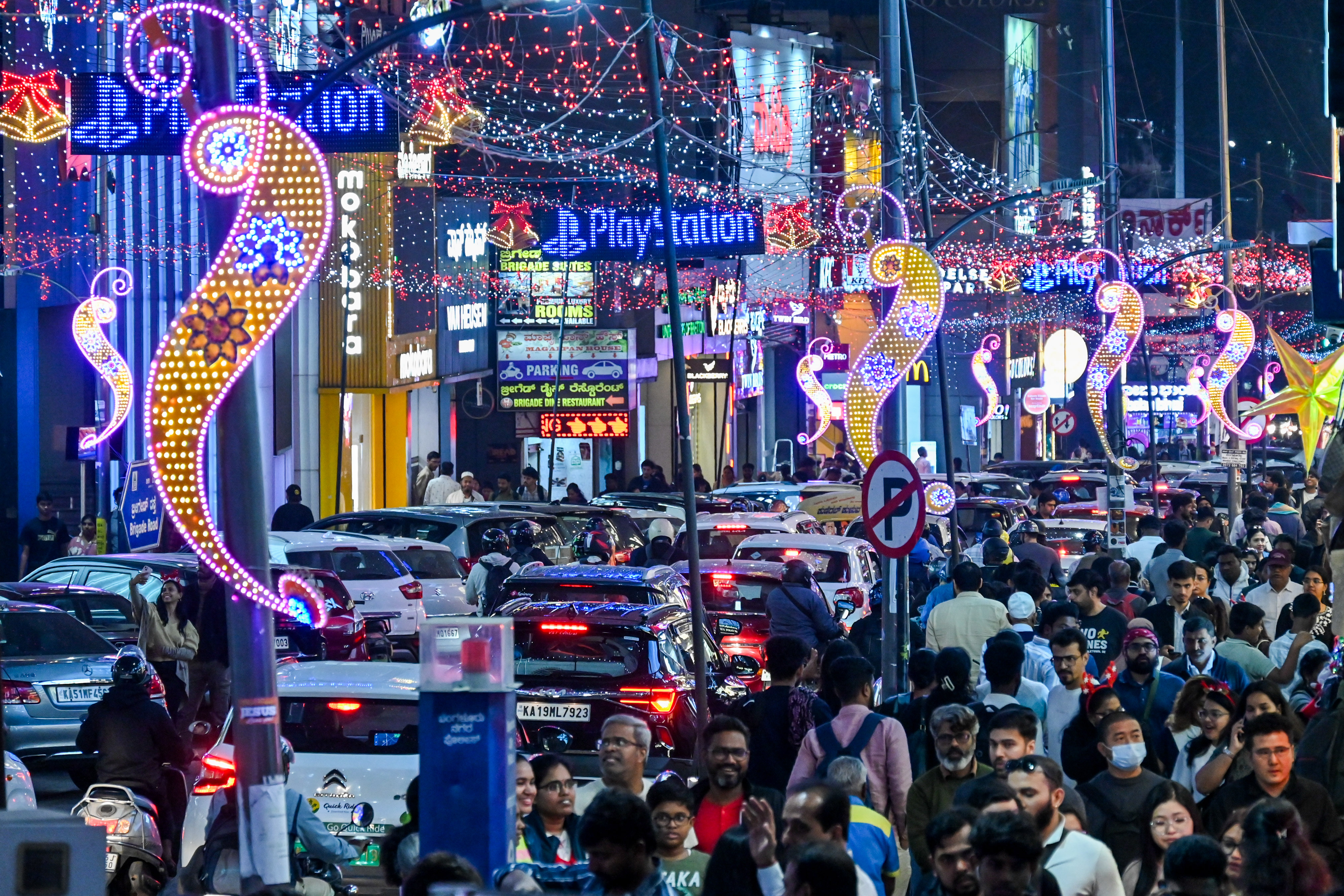 ಕ್ರಿಸ್‌ಮಸ್ ಪ್ರಯುಕ್ತ ಬೆಂಗಳೂರಿನ ಬ್ರಿಗೇಡ್ ರಸ್ತೆಯು ವಿಶೇಷ ವಿದ್ಯುತ್ ಅಲಂಕಾರದಿಂದ ಕಂಗೊಳಿಸುತ್ತಿದ್ದು ಗುರುವಾರ ಜನಜಂಗುಳಿ ವಾಹನದಟ್ಟಣೆಯ ನಡುವೆ ಕಣ್ಮನ ಸೆಳೆಯಿತು
ಪ್ರಜಾವಾಣಿ ಚಿತ್ರ: ಪುಷ್ಕರ್ ವಿ. 