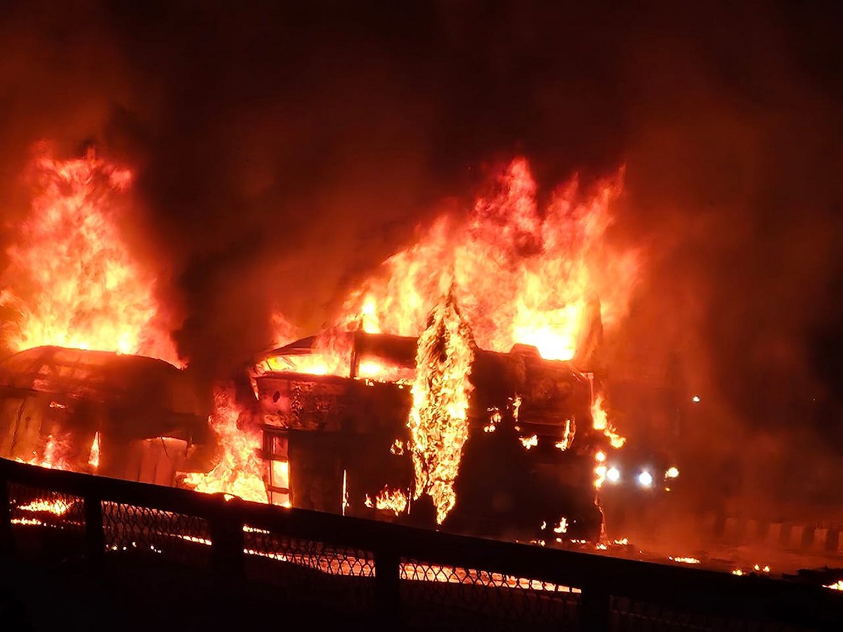 ಚಿತ್ರದುರ್ಗ | ಸೀಬರ್ಡ್ ಬಸ್-ಕಂಟೈನರ್ ನಡುವೆ ಡಿಕ್ಕಿ: ಹಲವರ ಸಾವು