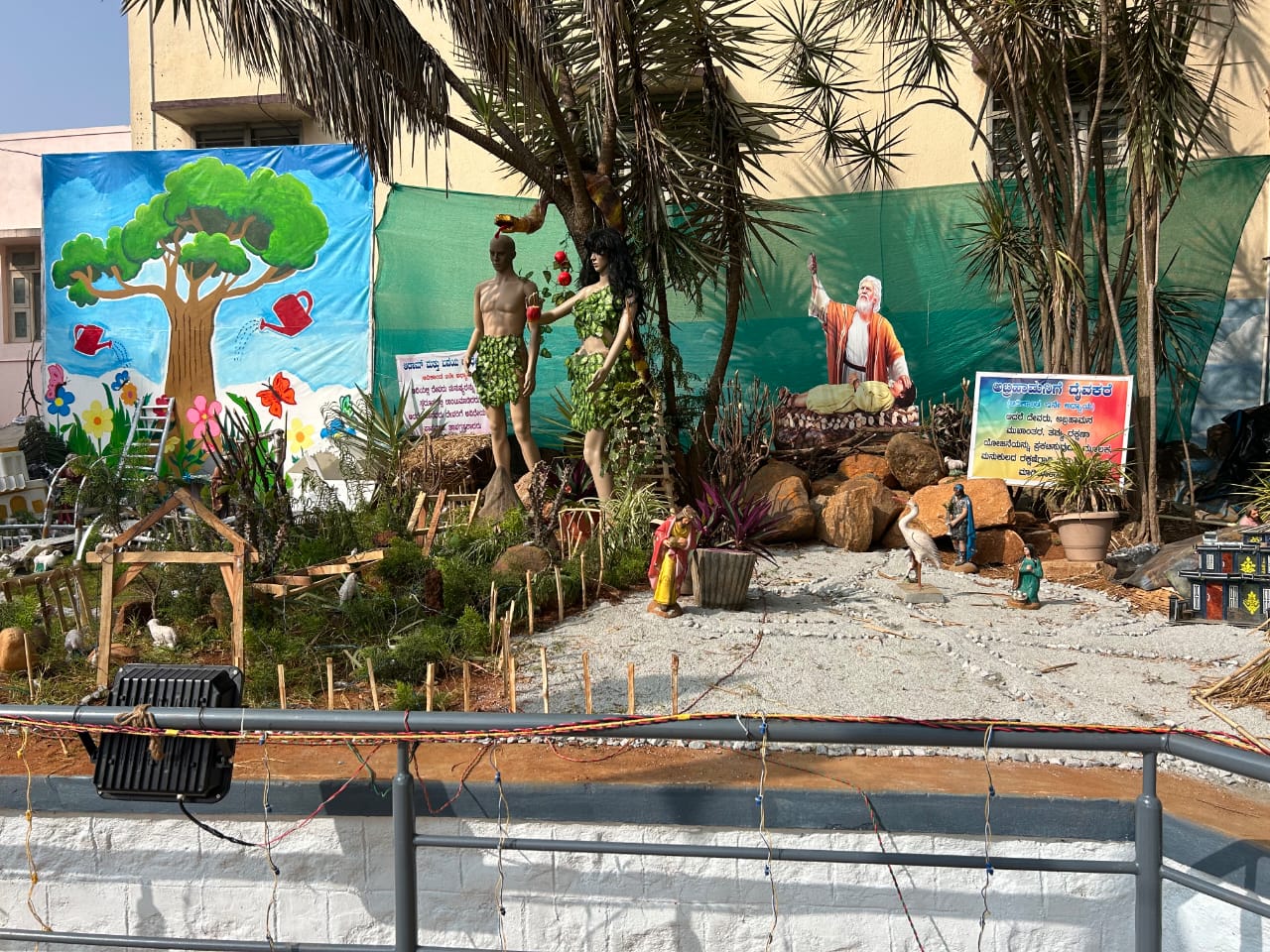 ಚರ್ಚ್‌ ಎದುರು ಗೋದಲಿ ನಿರ್ಮಾಣ ಮಾಡಿರುವುದು.