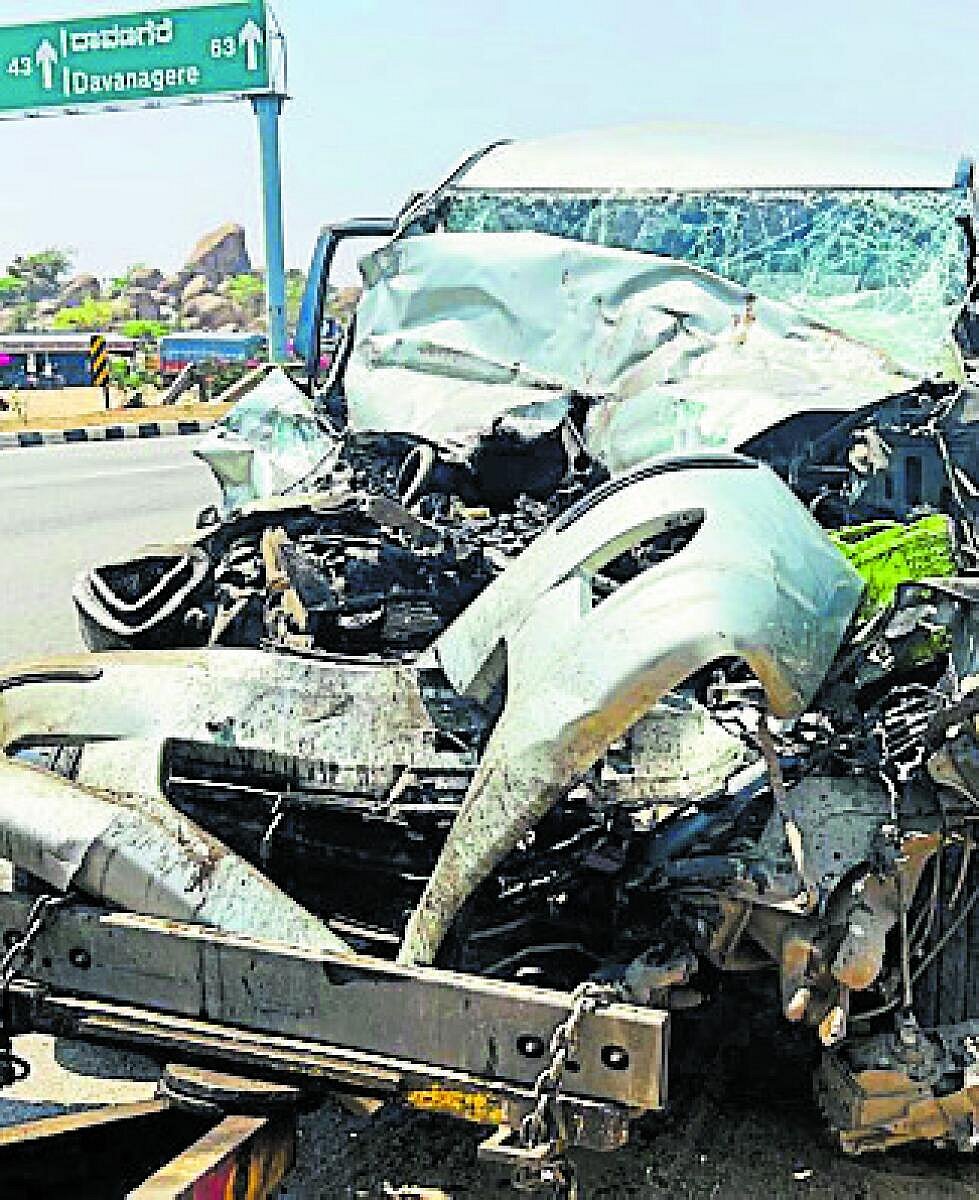 ಬಸ್ ಅಪಘಾತ: ನಿರ್ಲಕ್ಷ್ಯದಿಂದ ಅಪಘಾತ ವಲಯವಾದ ಚಿತ್ರದುರ್ಗದ ಹೆದ್ದಾರಿ