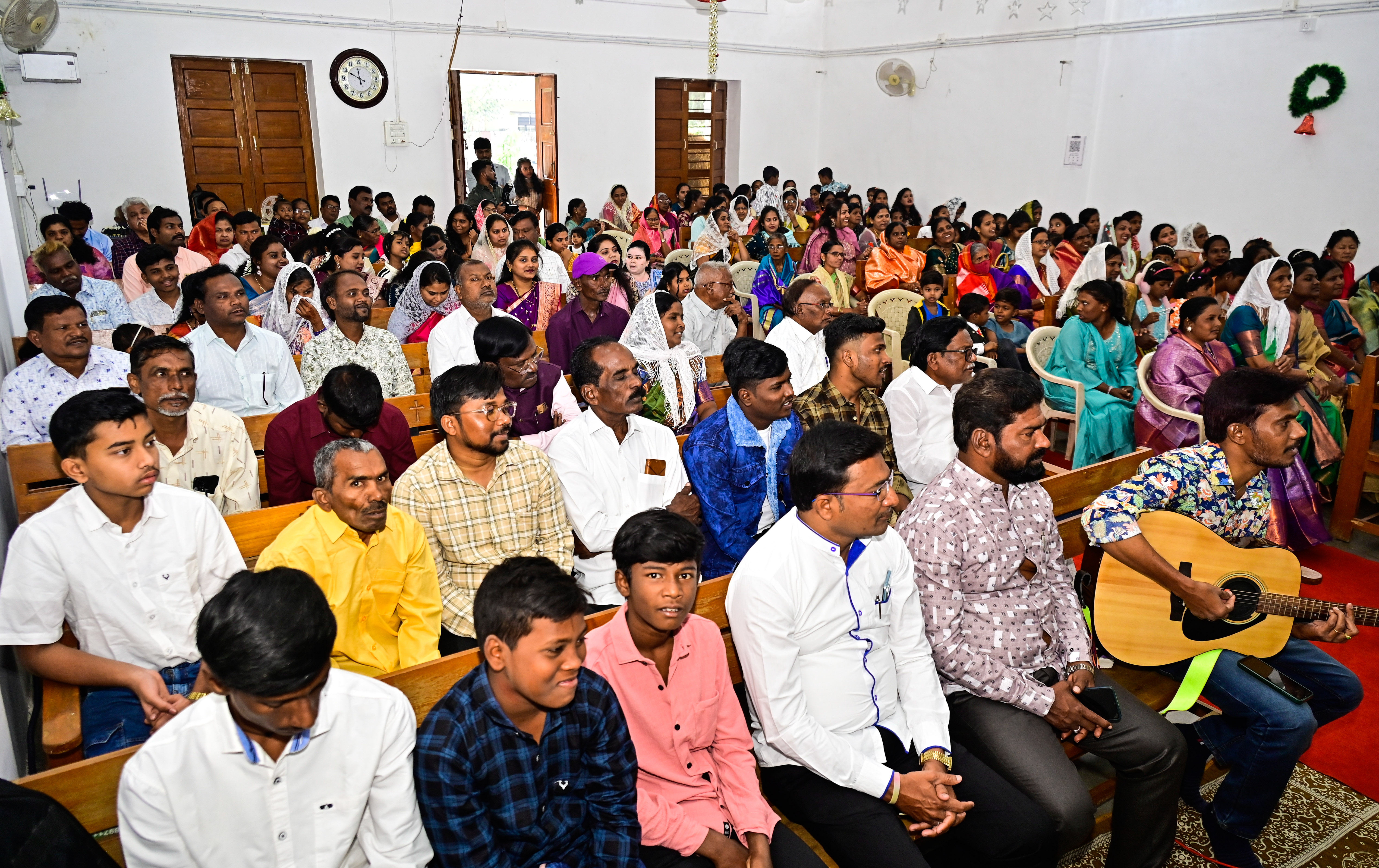 ಕ್ರಿಸ್‌ಮಸ್‌ ಅಂಗವಾಗಿ ಕಲಬುರಗಿಯ ಹಿಂದೂಸ್ಥಾನಿ ಕವನೆಂಟ್‌ ಚರ್ಚ್‌ನಲ್ಲಿ ಗುರುವಾರ ಕ್ರೈಸ್ತರು ವಿಶೇಷ ಪ್ರಾರ್ಥನೆ ಸಲ್ಲಿಸಿದರು                 ಪ್ರಜಾವಾಣಿ ಚಿತ್ರ:ತಾಜುದ್ದೀನ್‌ ಆಜಾದ್‌