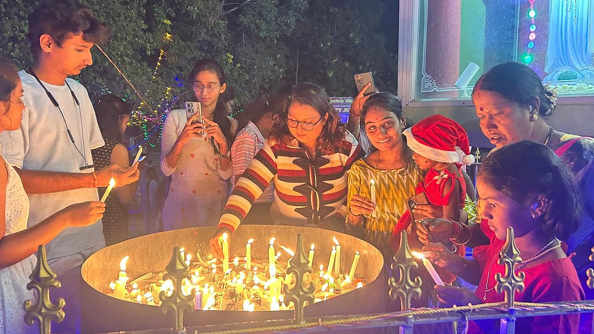 ಚಿತ್ರದುರ್ಗ |  ಕ್ರಿಸ್‌ಮಸ್‌ ಸಂಭ್ರಮ: ಮನೆಗಳಲ್ಲಿ ಶಾಂತಿಪ್ರಿಯನಿಗೆ ಪ್ರಾರ್ಥನೆ 